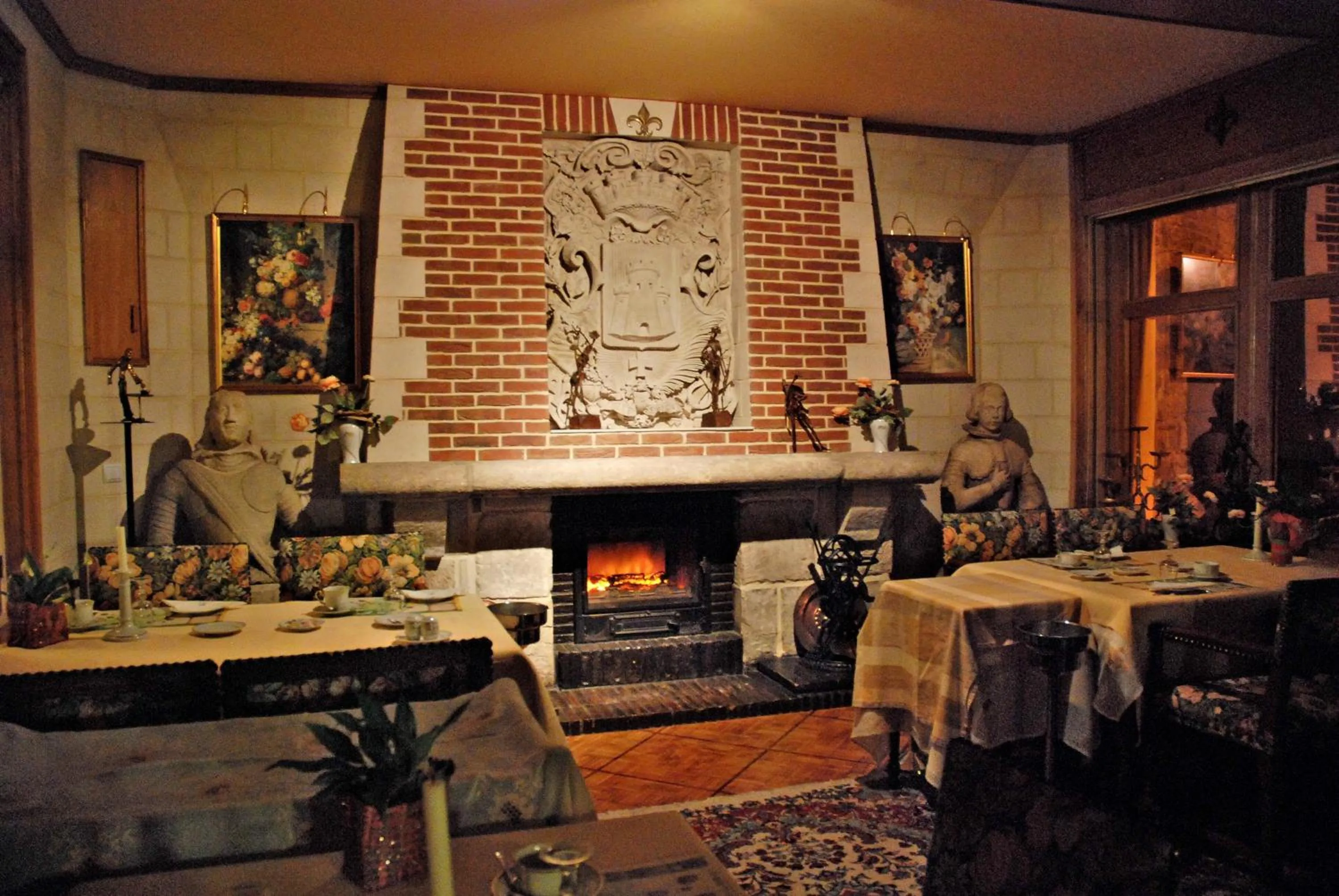 Restaurant/places to eat in Chateau La Tour Du Roy