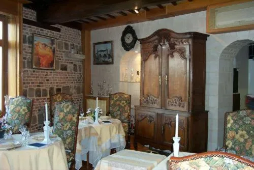 Restaurant/places to eat in Chateau La Tour Du Roy