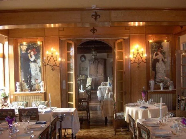 Restaurant/places to eat in Chateau La Tour Du Roy