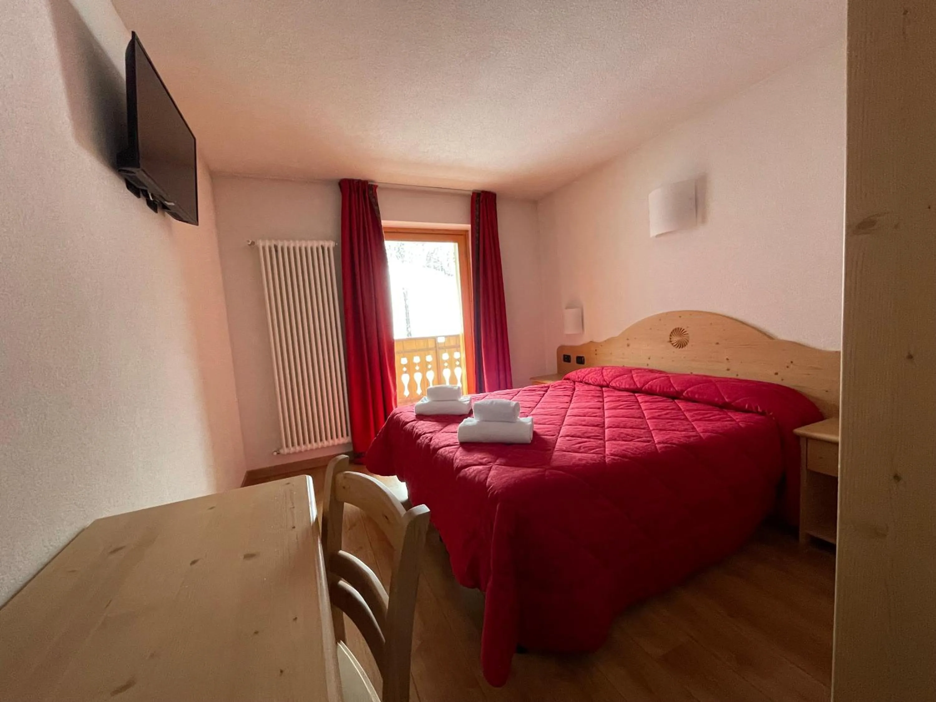 Bedroom, Bed in Hotel Genzianella