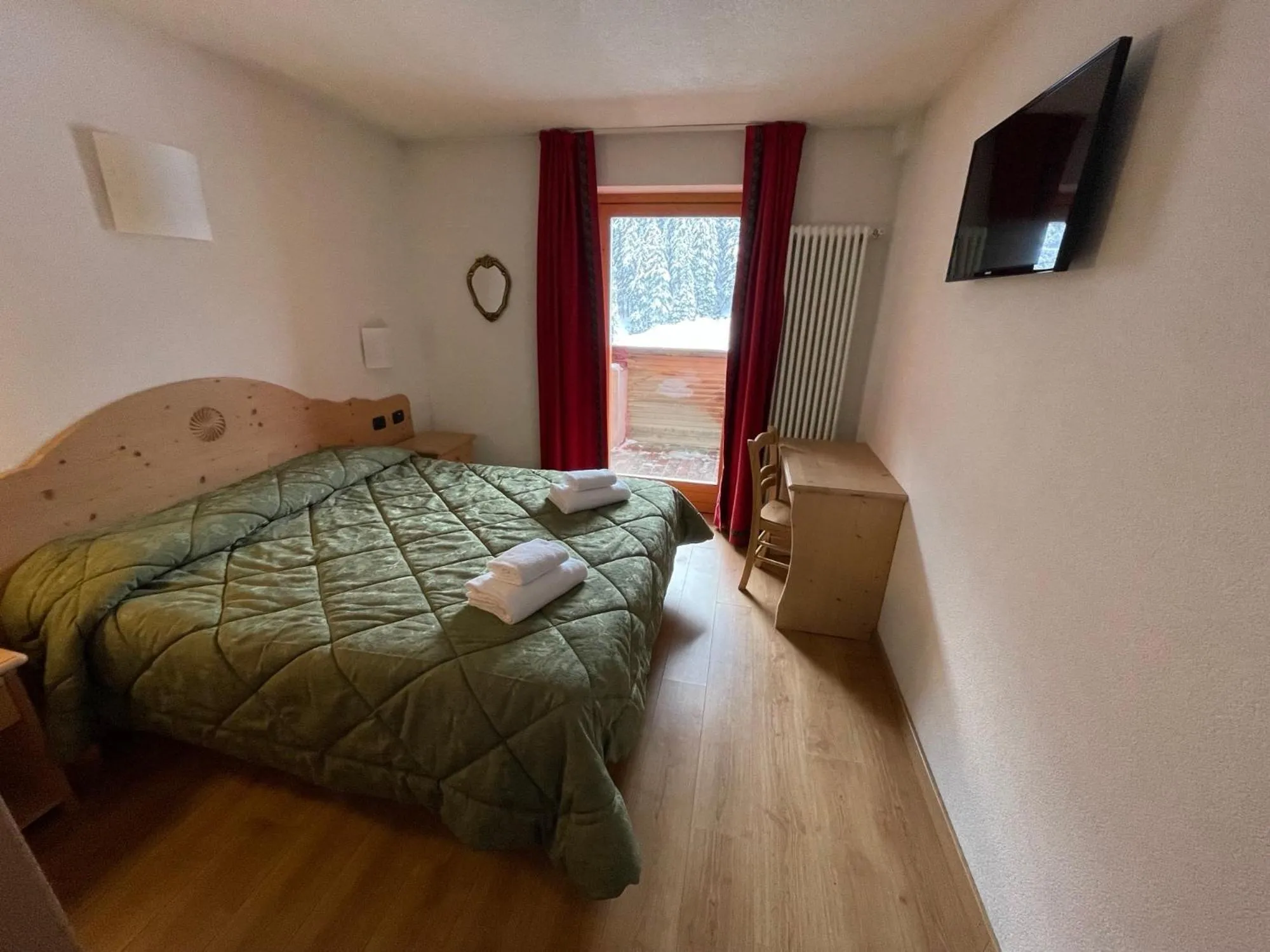 Bedroom, Bed in Hotel Genzianella