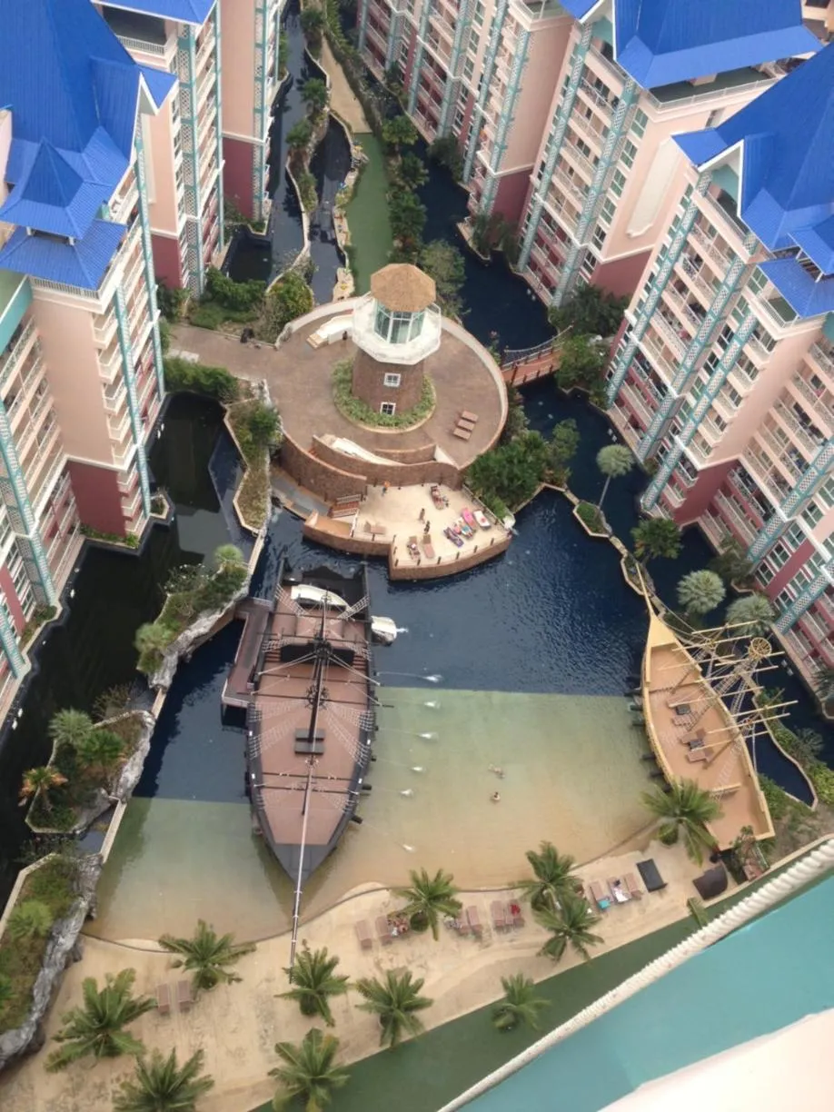 Swimming pool in Grande Caribbean Resort 17th floor by Bell-Turner