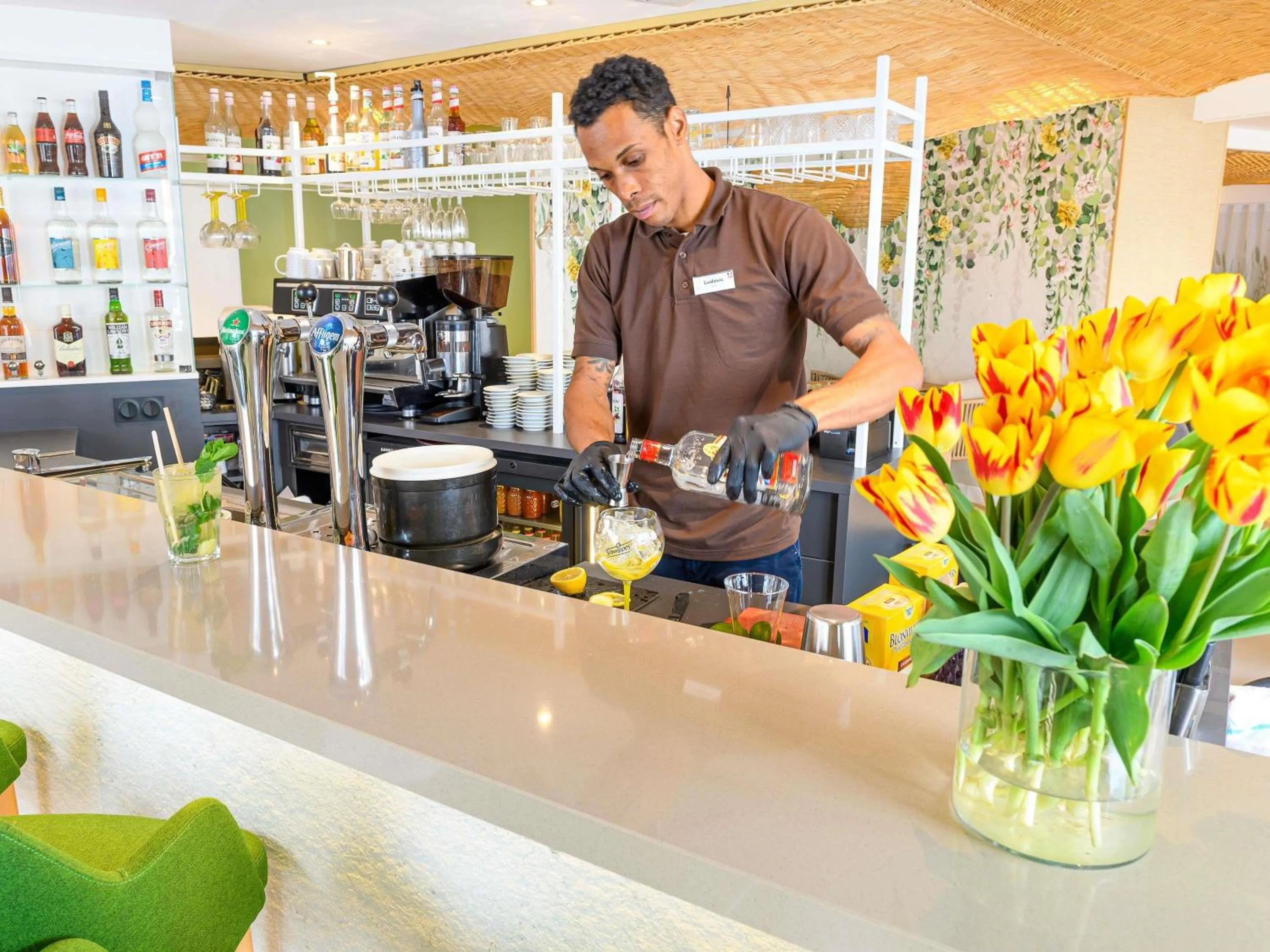 Lounge or bar in ibis Styles Tours Centre