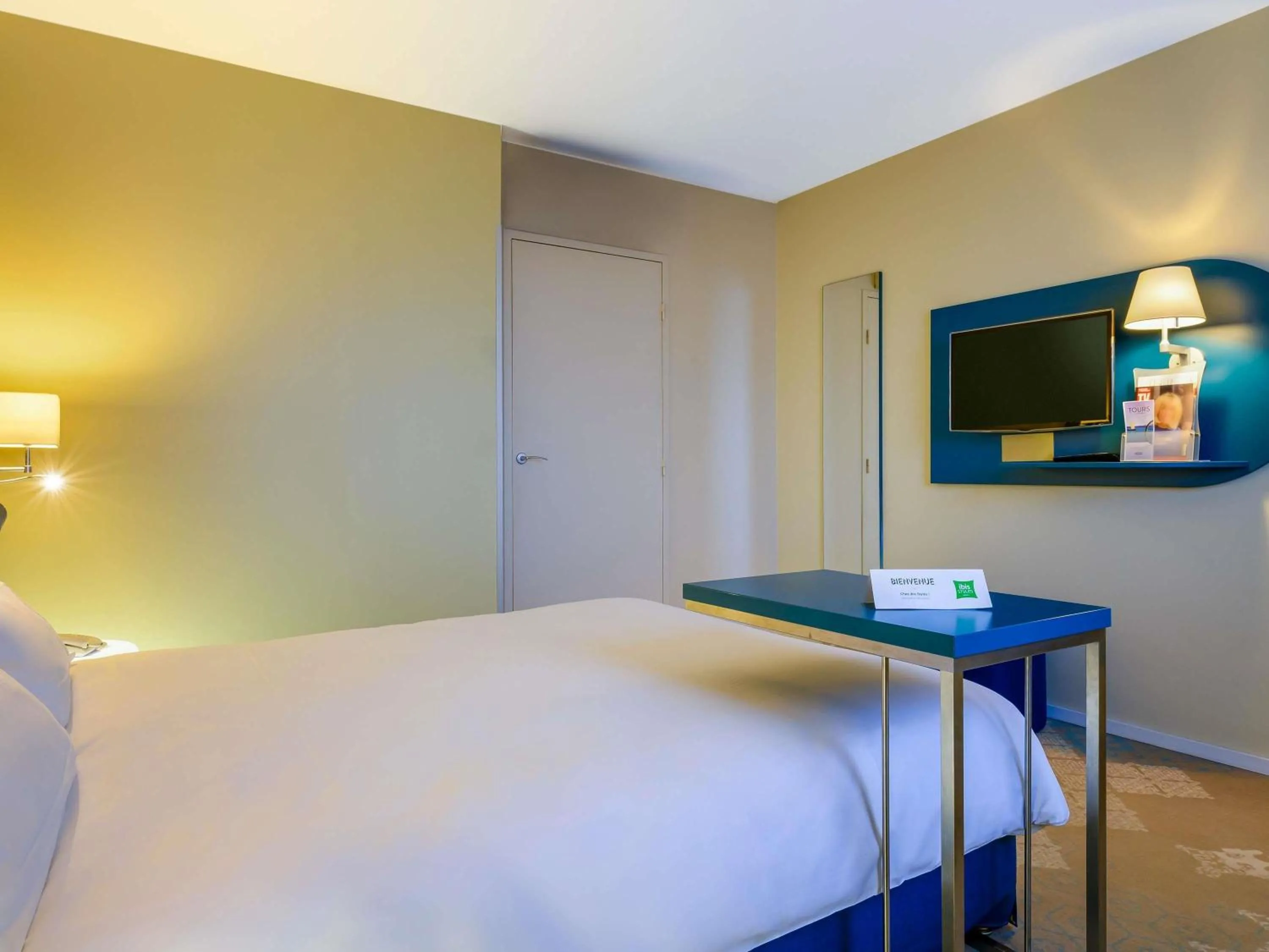 Bedroom, Bed in ibis Styles Tours Centre