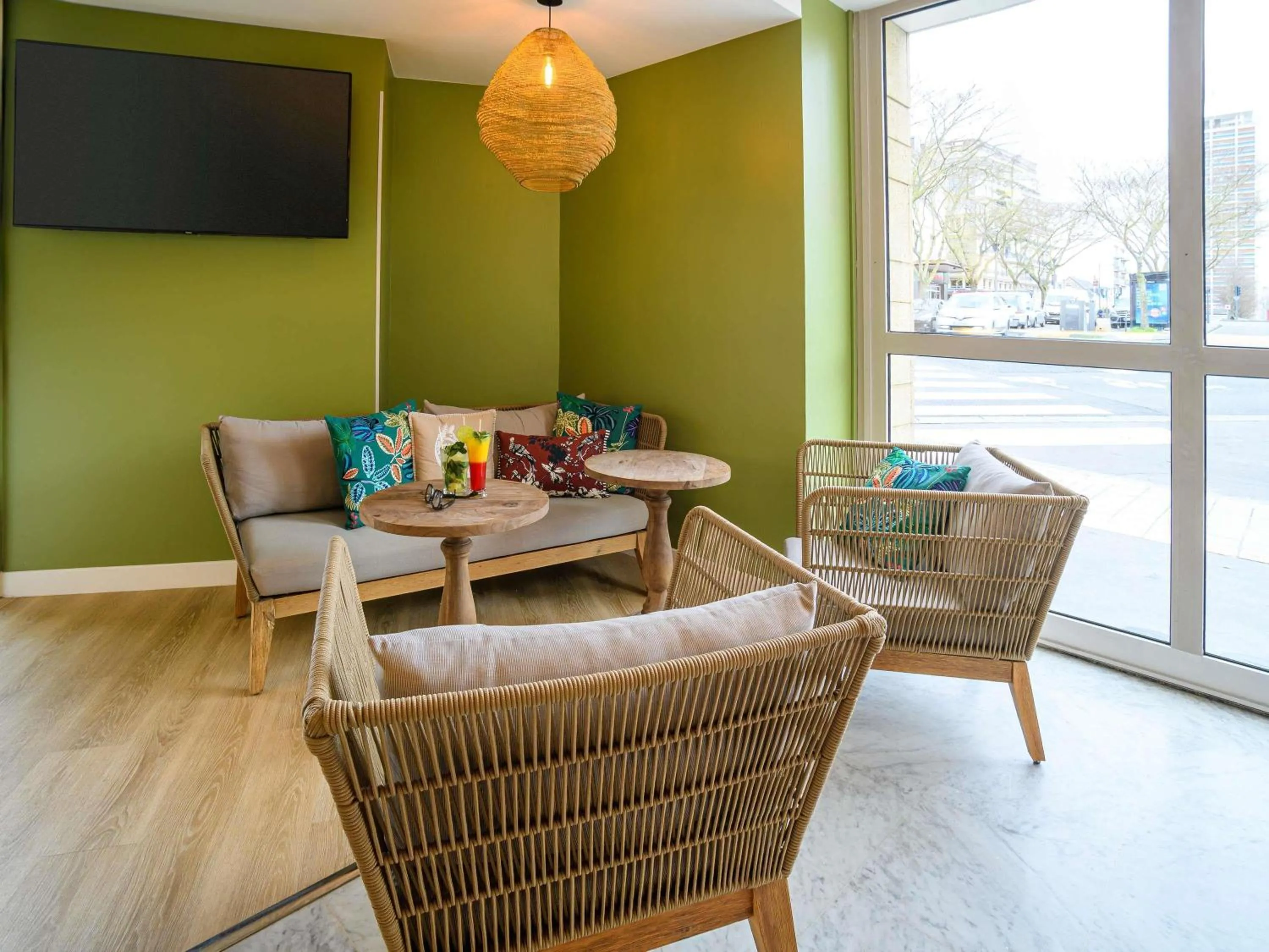 Lounge or bar in ibis Styles Tours Centre