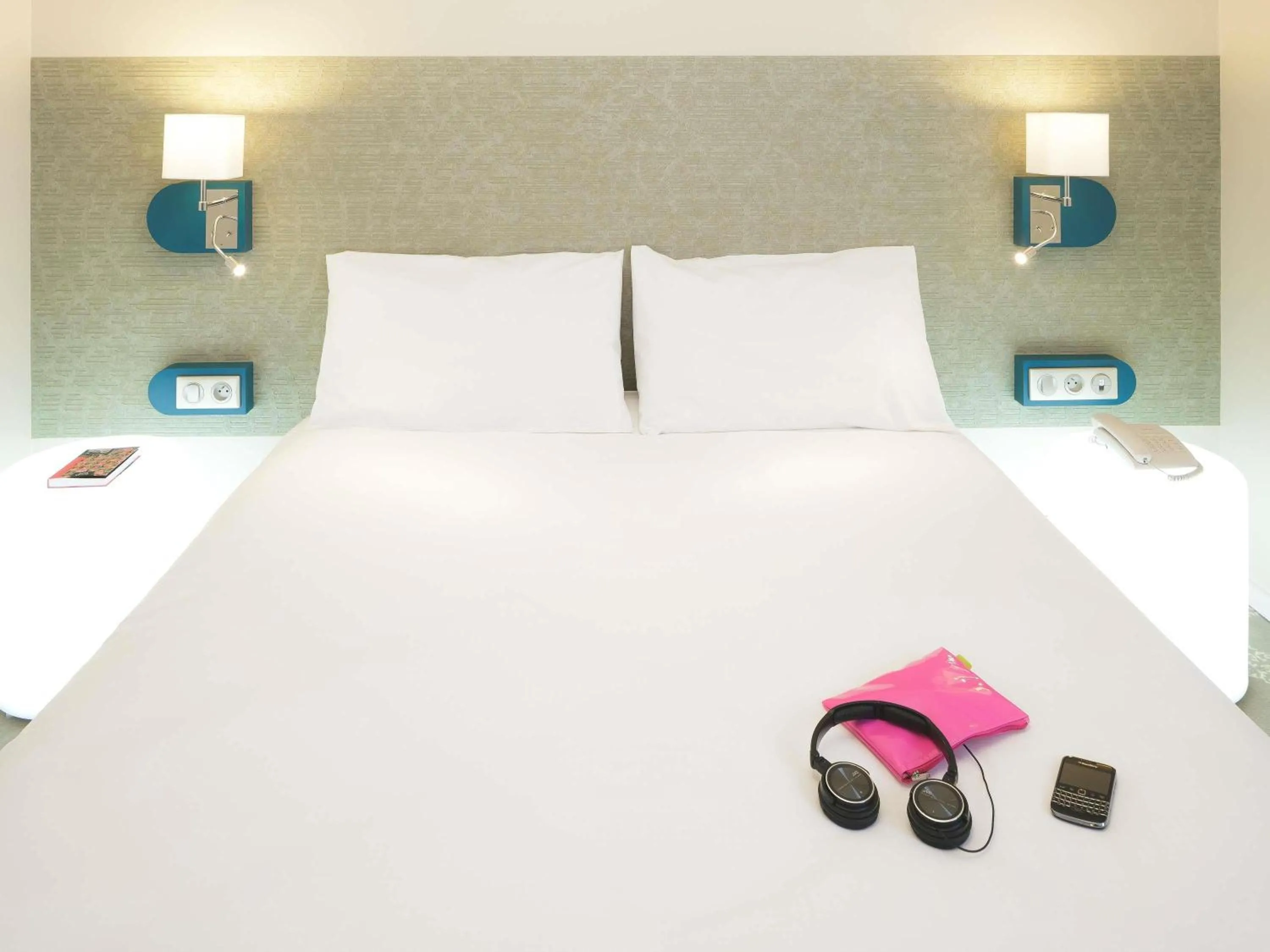 Bedroom, Bed in ibis Styles Tours Centre
