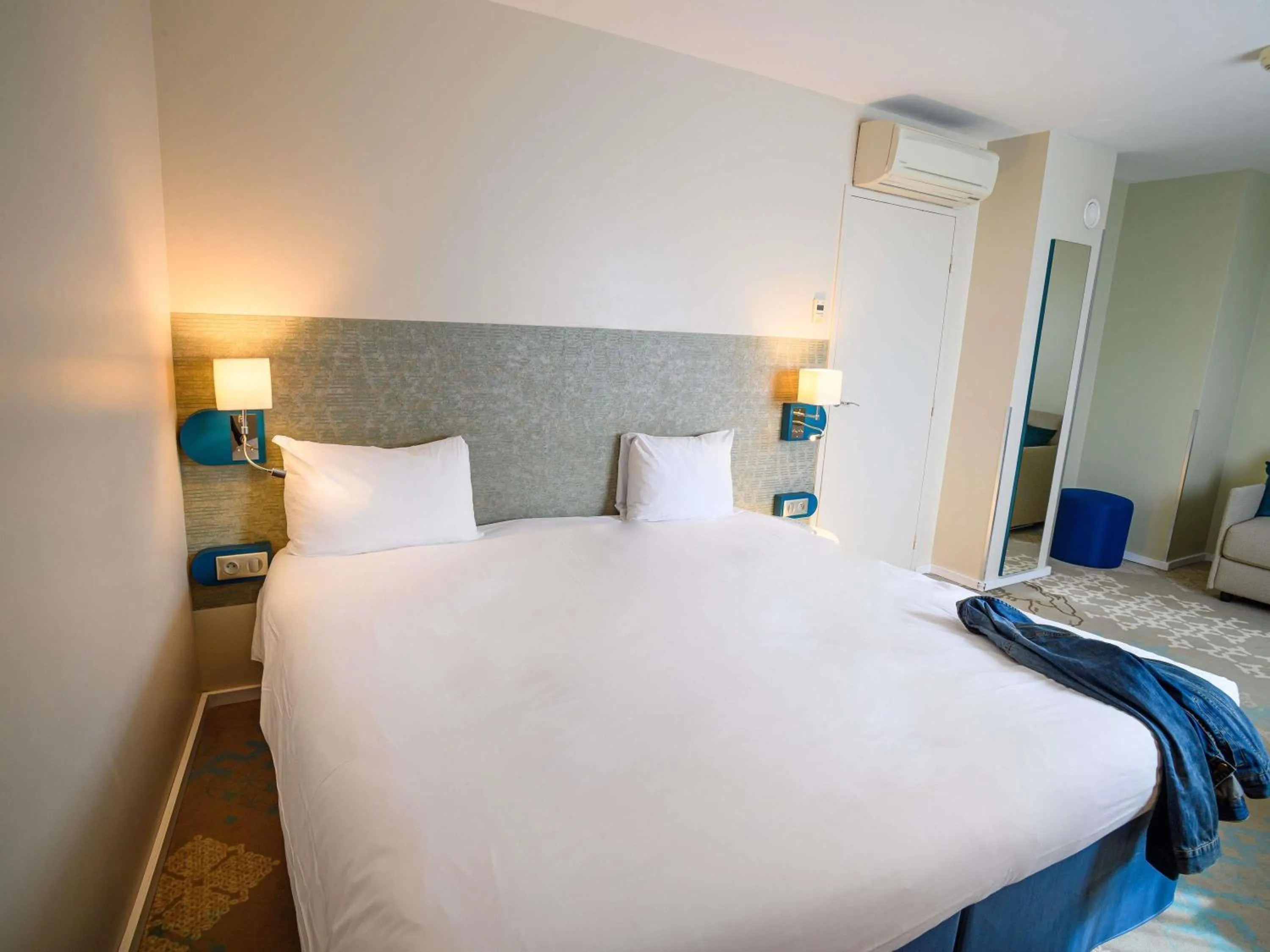 Bedroom, Bed in ibis Styles Tours Centre
