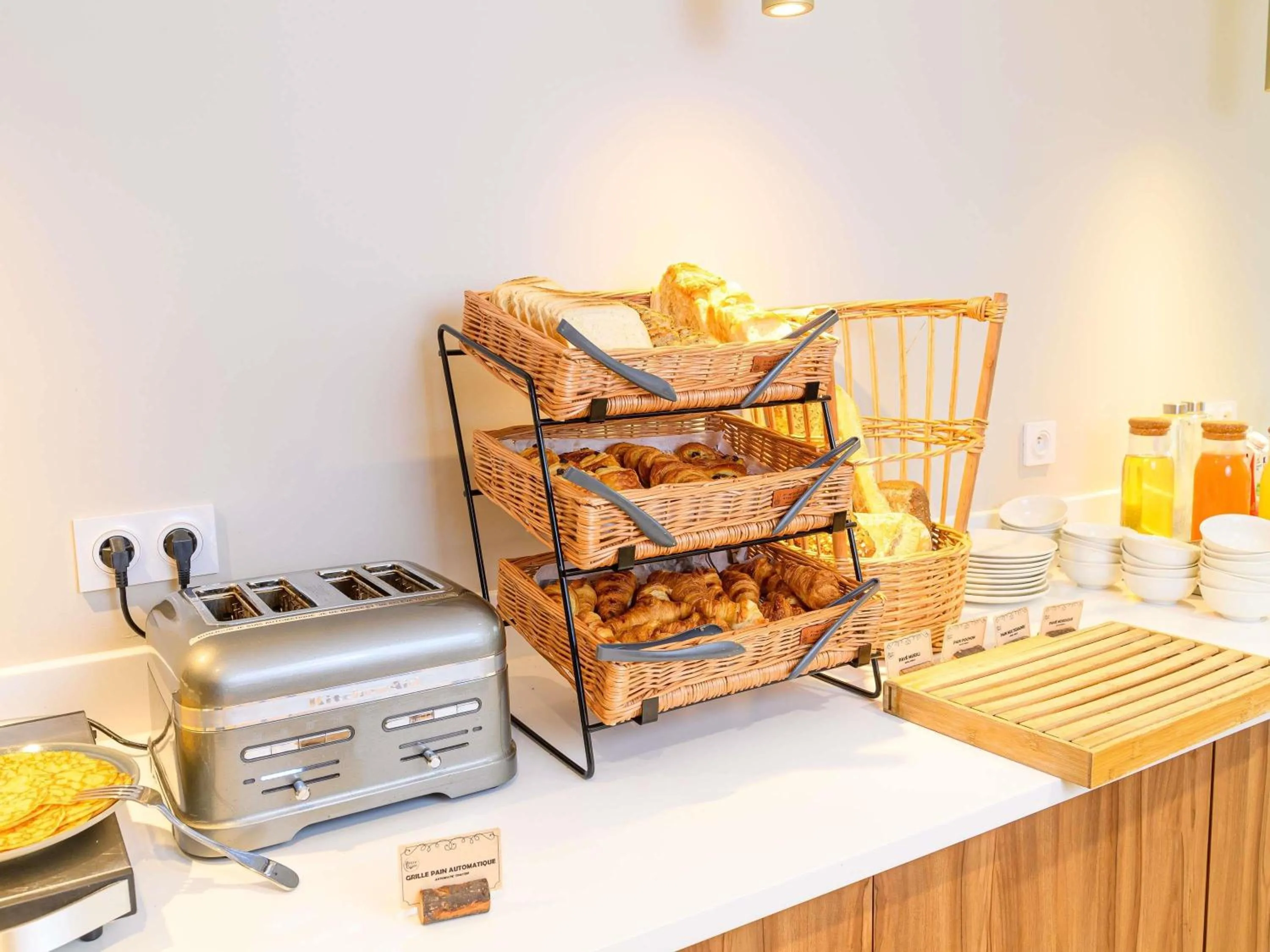 Restaurant/places to eat in ibis Styles Tours Centre