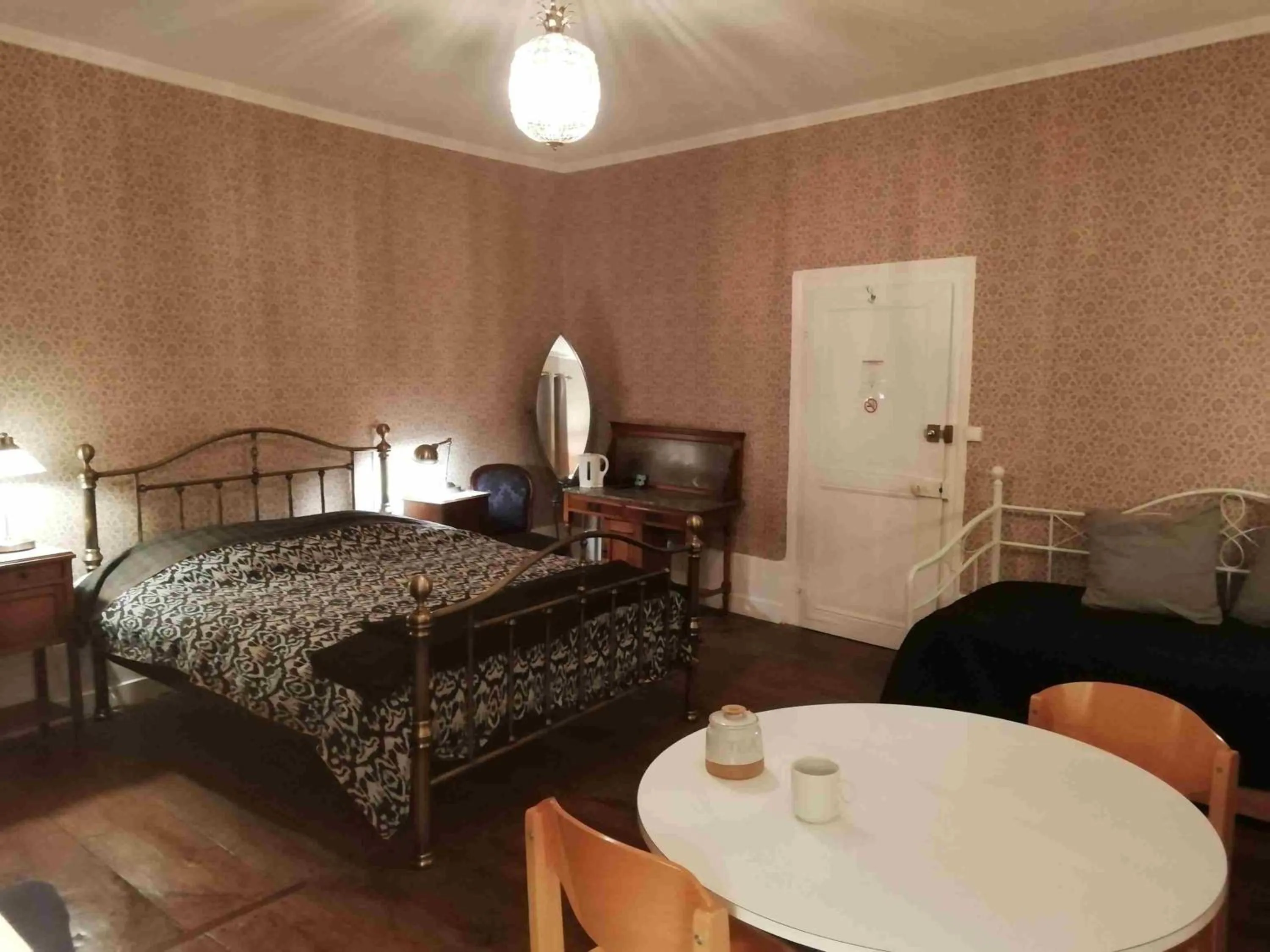 Bedroom, Bed in 3 Place des Arbres, Chambres D'Hôtes, Felletin