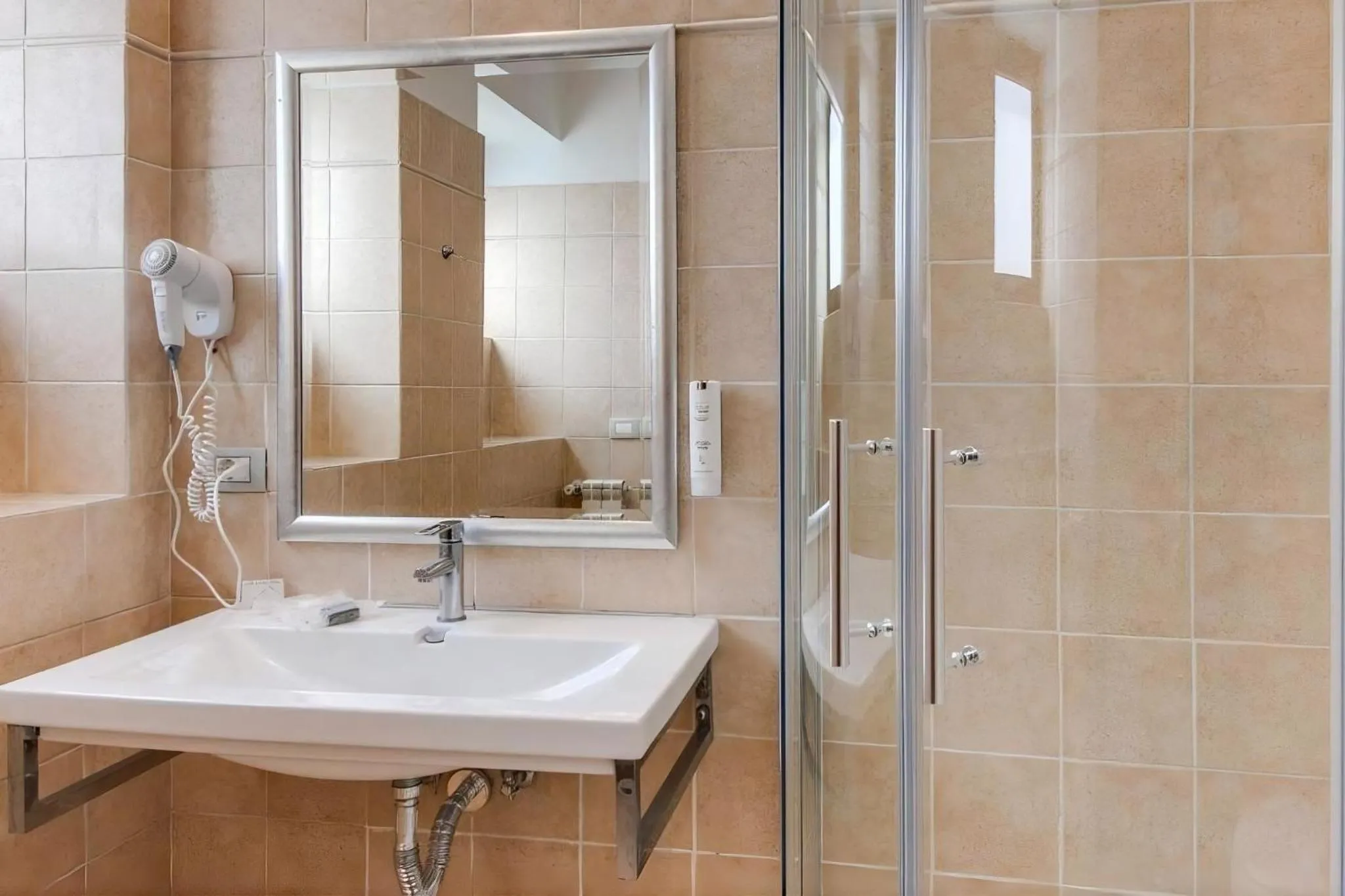 Shower in Phi Hotel Garden Area Roma Eur