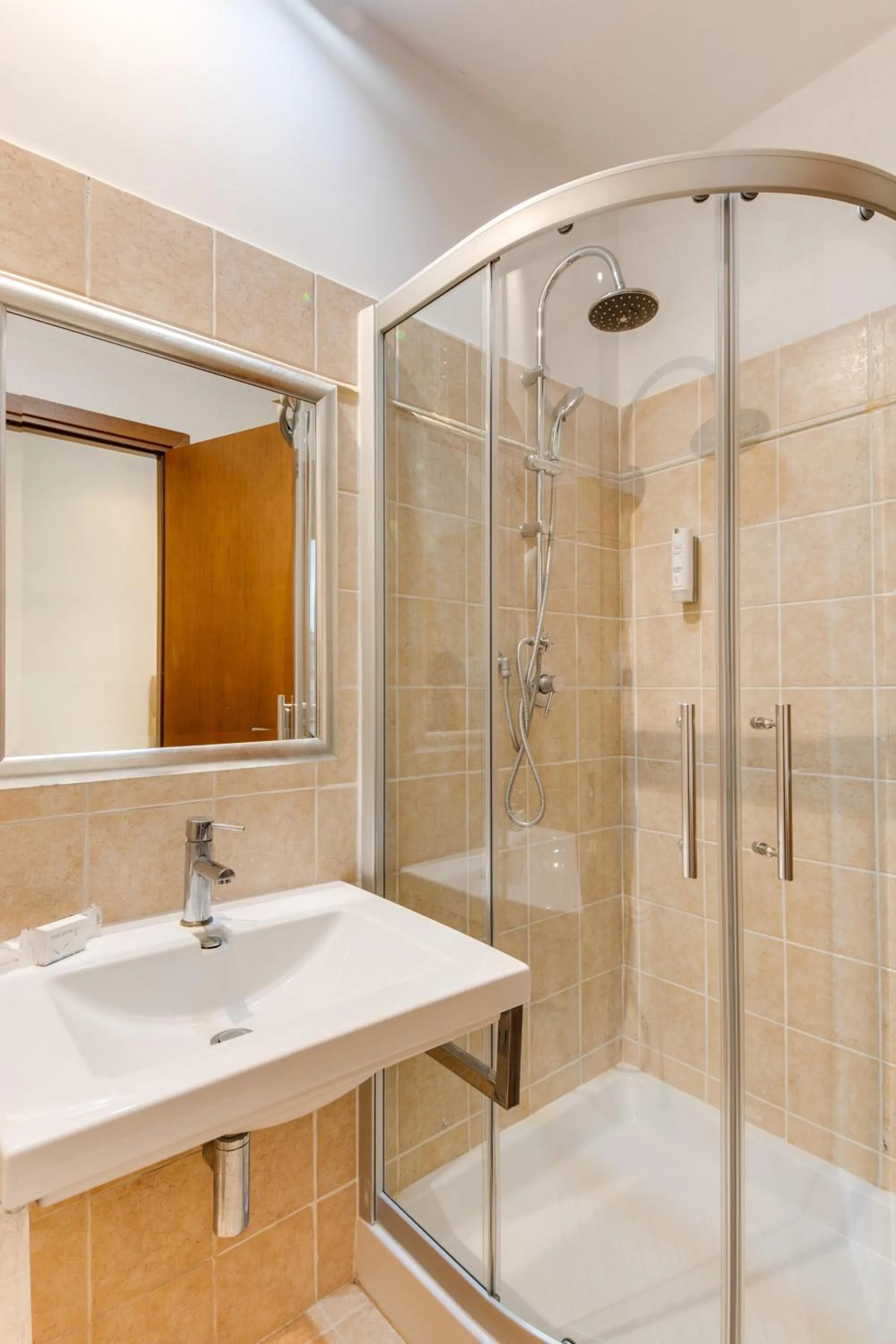 Shower in Phi Hotel Garden Area Roma Eur