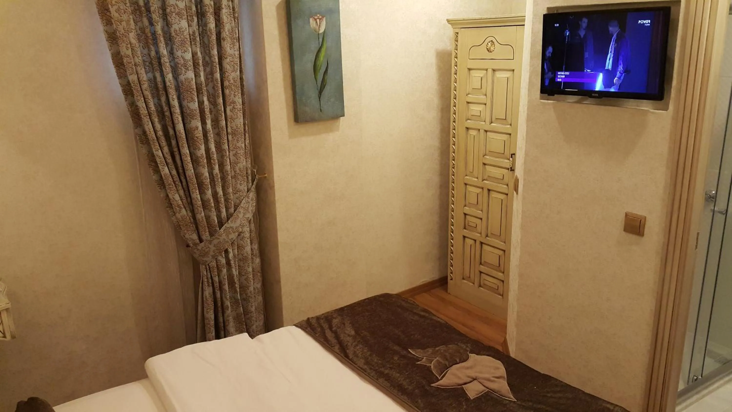 Photo of the whole room, Bed in Kaftan Hotel