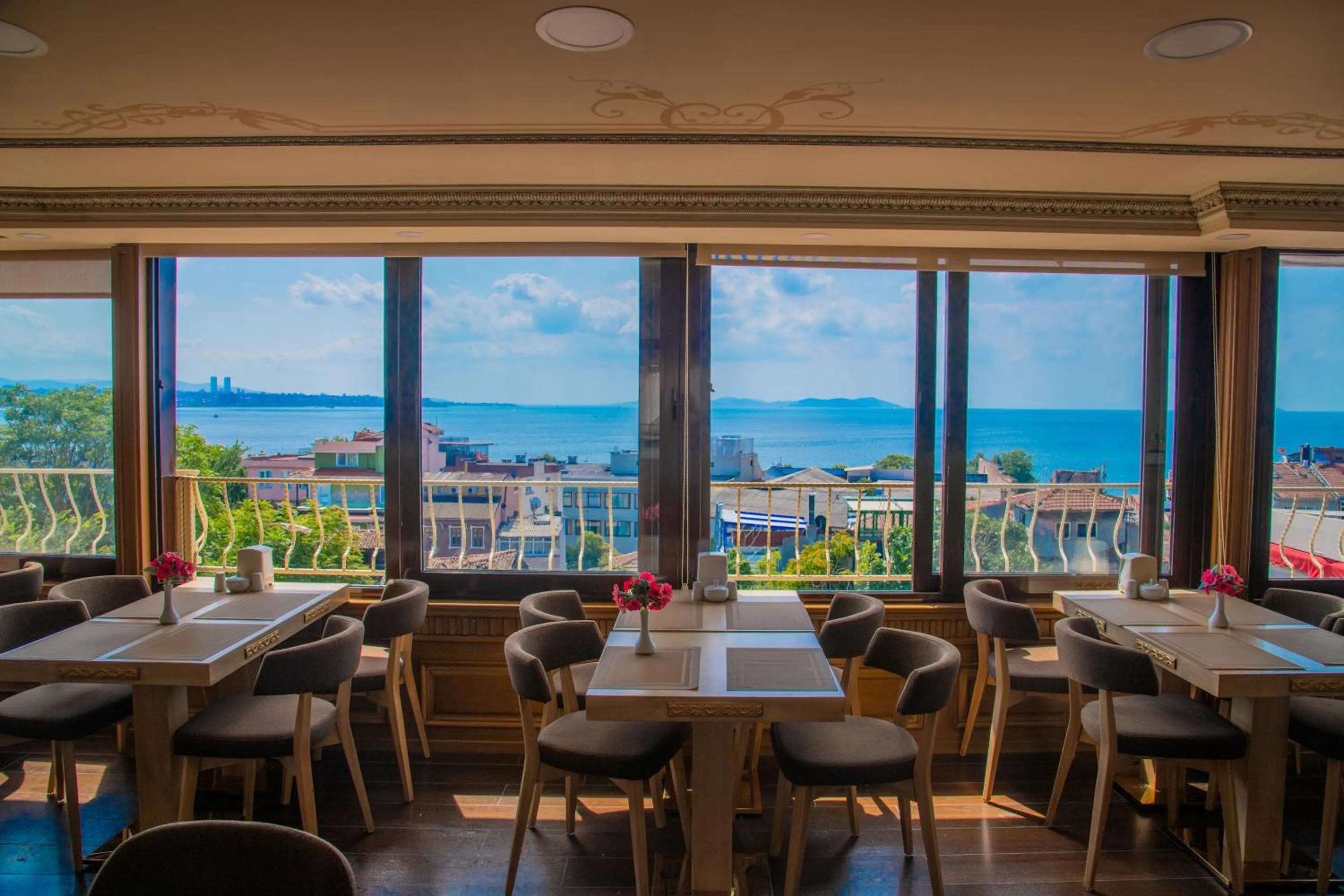 Restaurant/places to eat in Kaftan Hotel