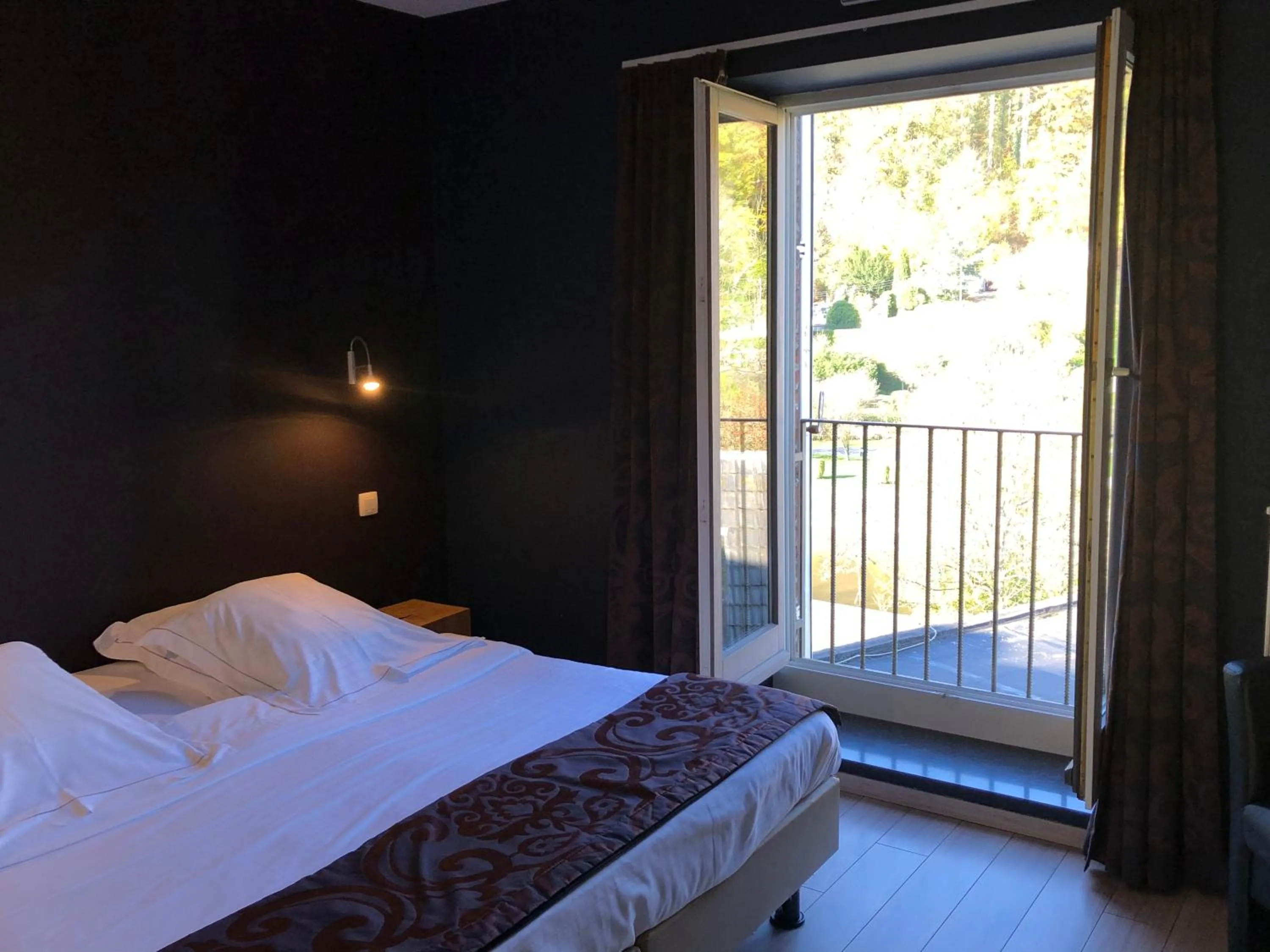 Double Room with River View in Hotel La Librairie