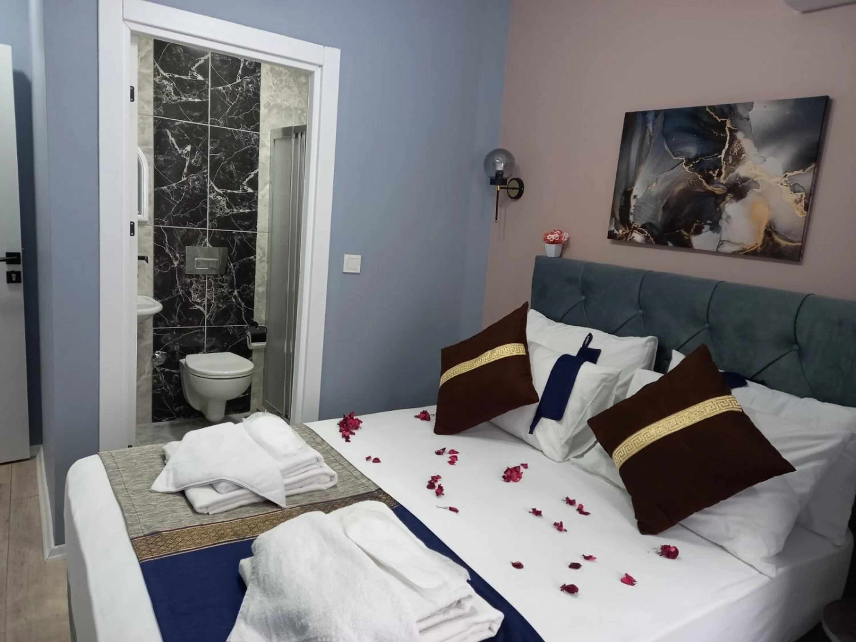Bathroom, Bed in Emirhan Inn Hotel, Sultanahmet