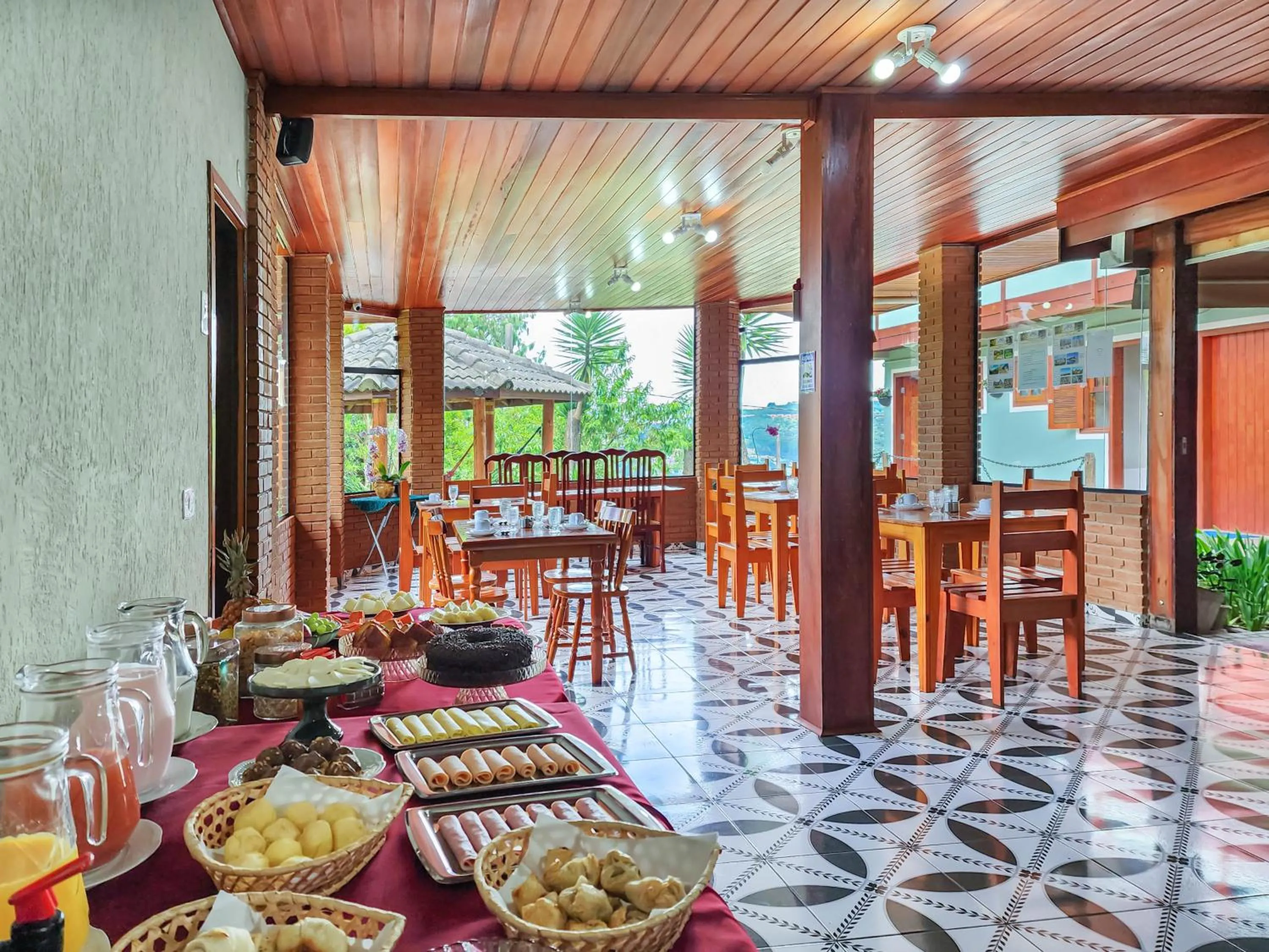 Restaurant/places to eat in Pousada Araucária Village