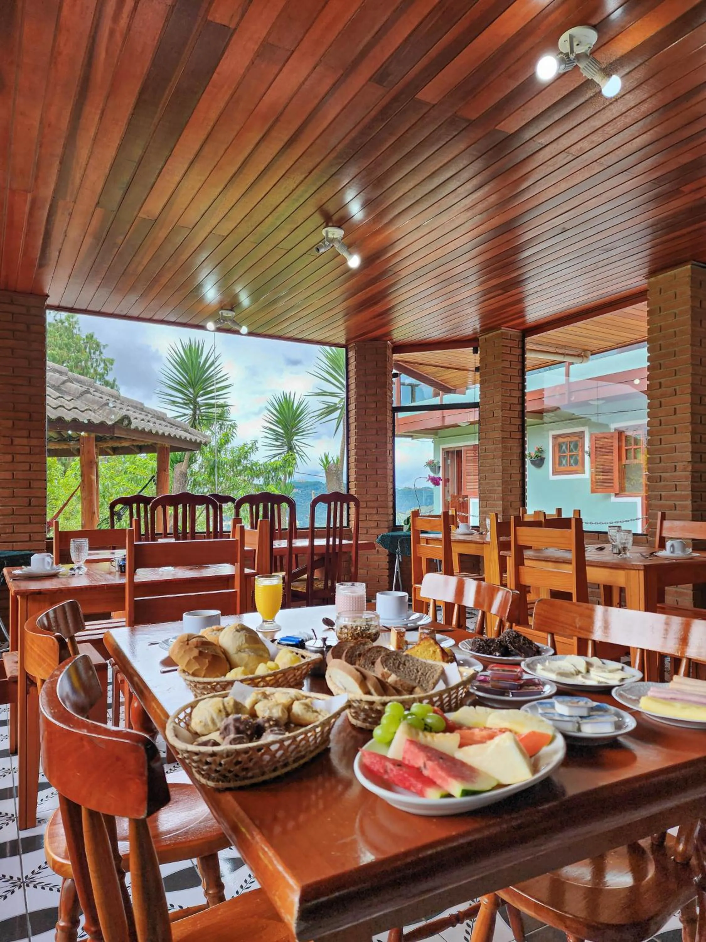 Restaurant/places to eat in Pousada Araucária Village