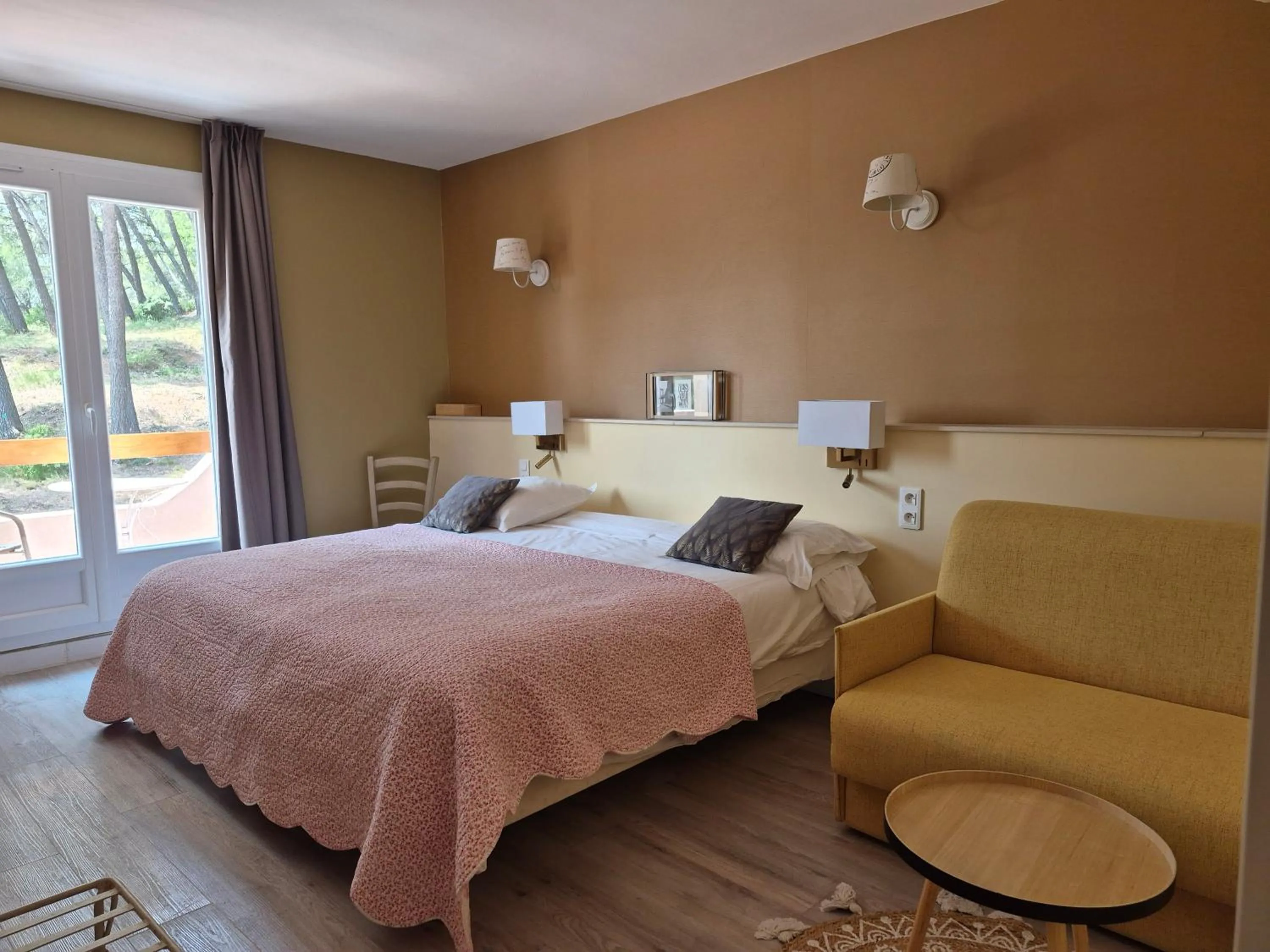 Bed in Hôtel Le Mas des Ecureuils