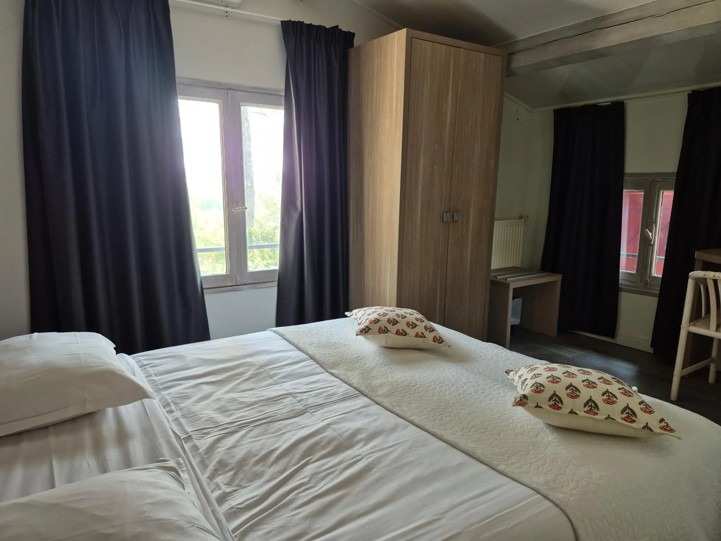 Bed in Hôtel Le Mas des Ecureuils