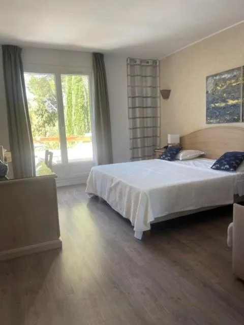 Bed in Hôtel Le Mas des Ecureuils