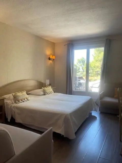 Bed in Hôtel Le Mas des Ecureuils