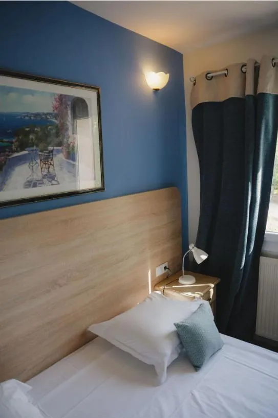 Bed in Hôtel Le Mas des Ecureuils