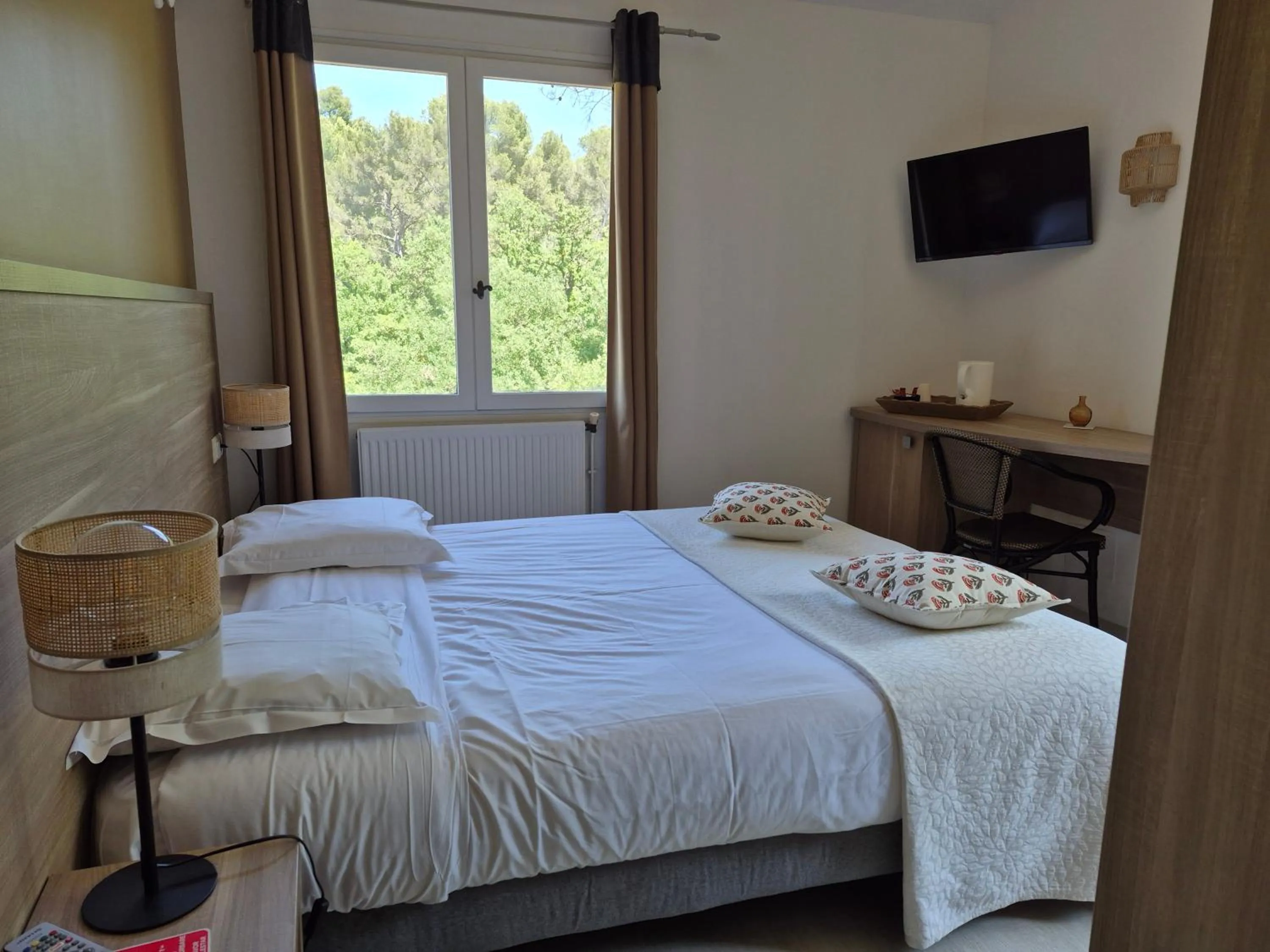 Bed in Hôtel Le Mas des Ecureuils