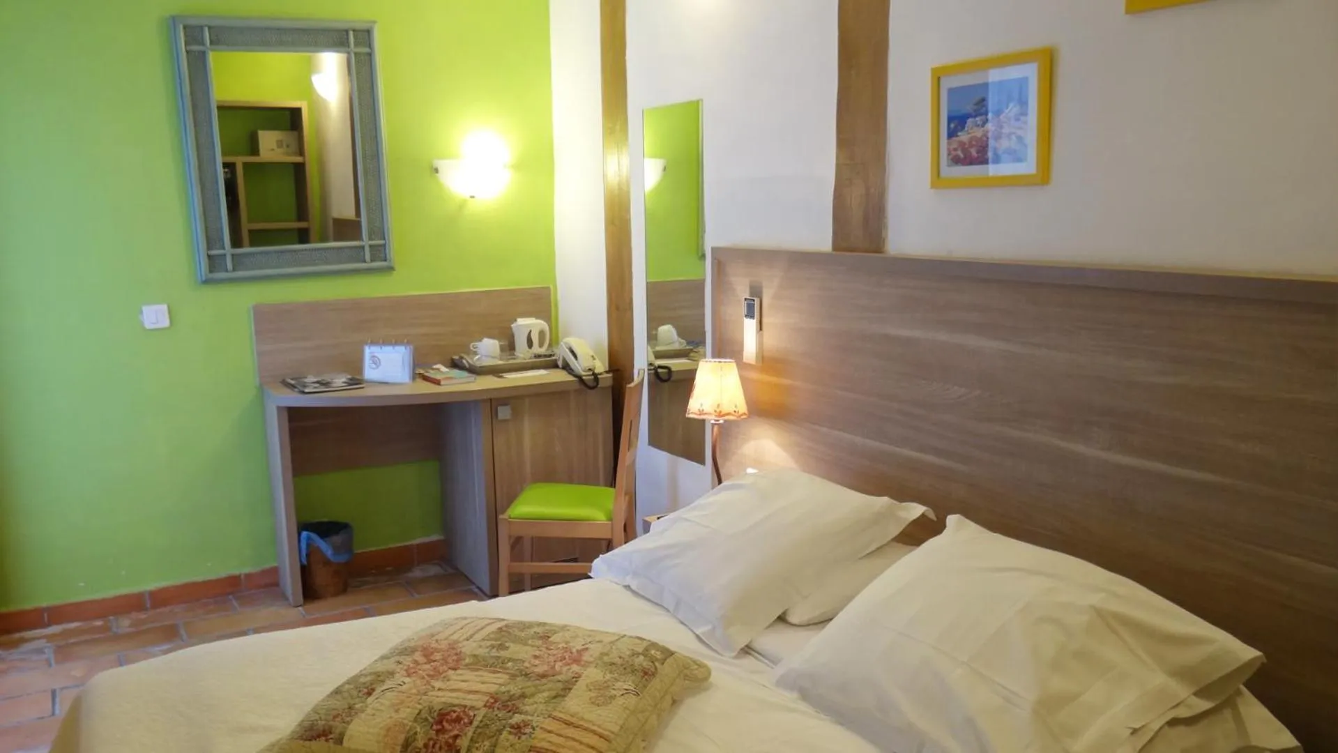 Bed in Hôtel Le Mas des Ecureuils