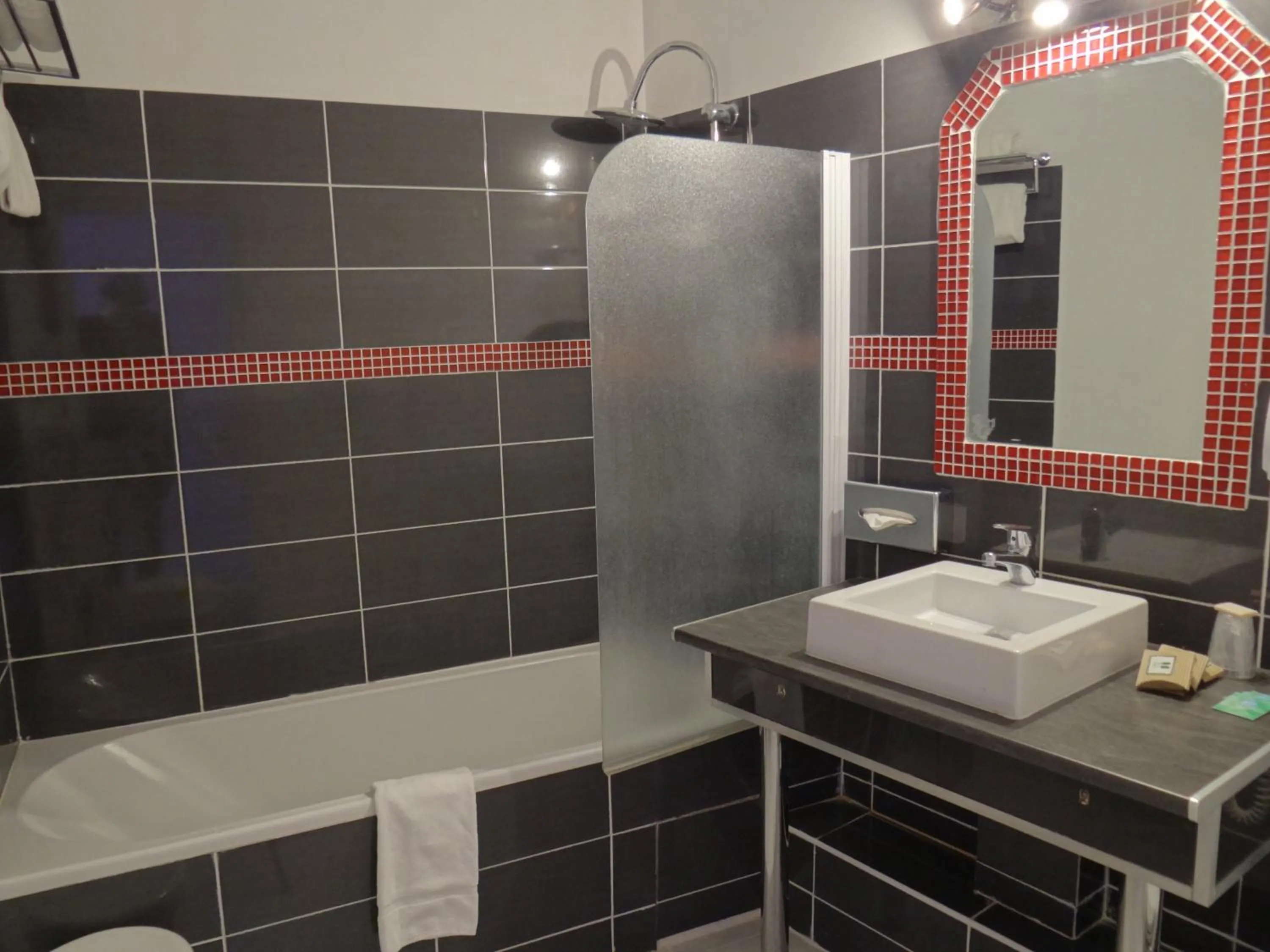 Bathroom in Hôtel Le Mas des Ecureuils