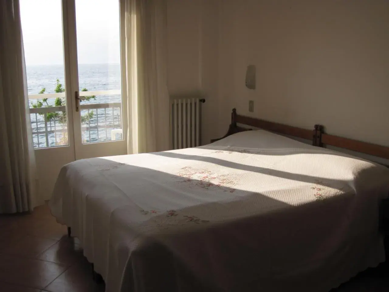 Photo of the whole room, Bed in Piccolo Hotel Direkt am See