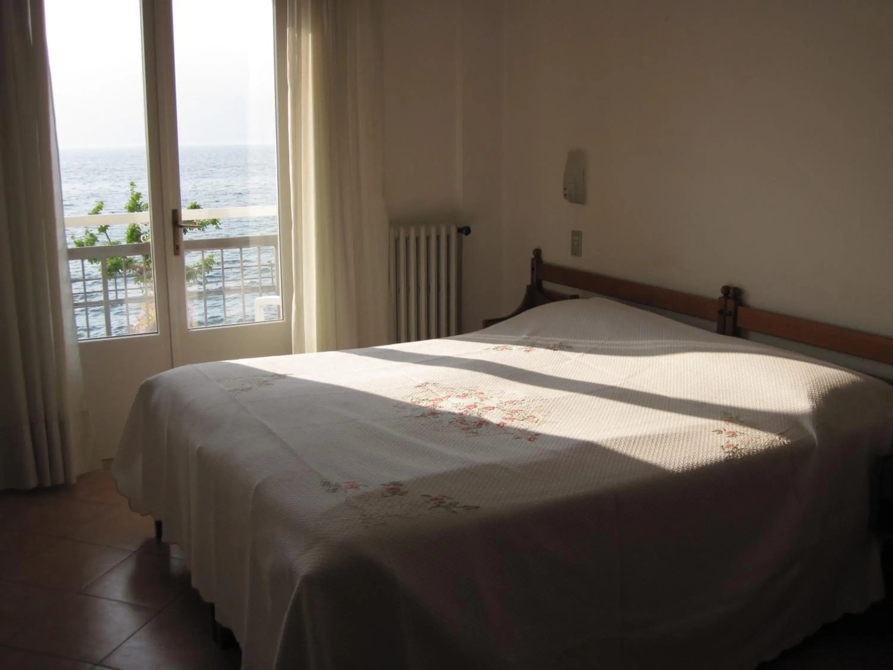 Photo of the whole room, Bed in Piccolo Hotel Direkt am See