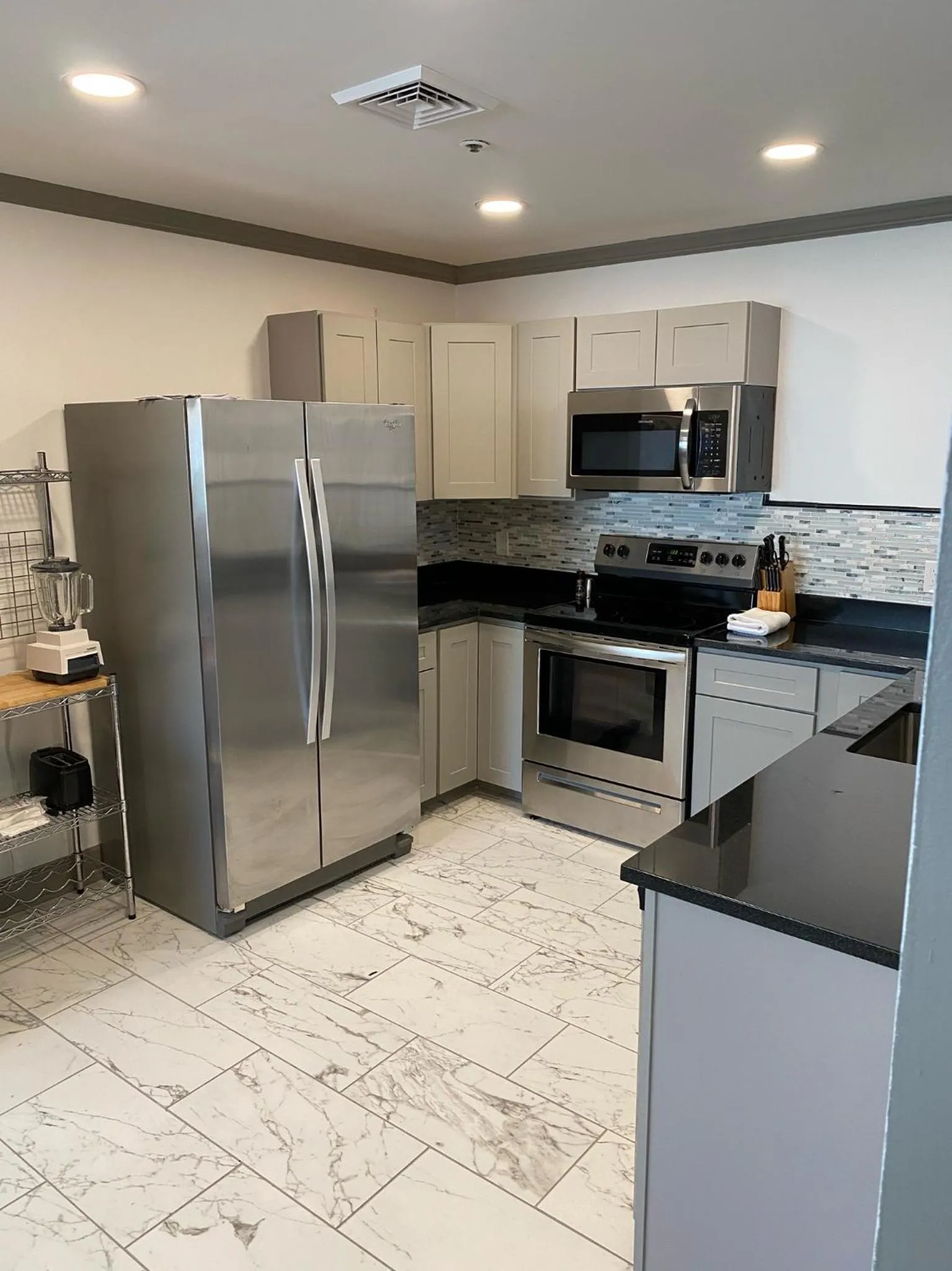 Kitchen or kitchenette in Irish American INN