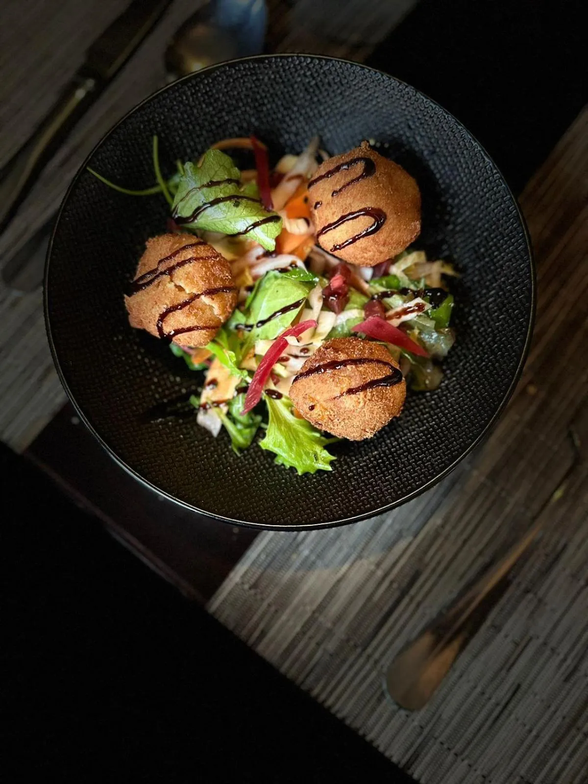 Restaurant/places to eat in Hôtel Aux Vieux Remparts, The Originals Relais