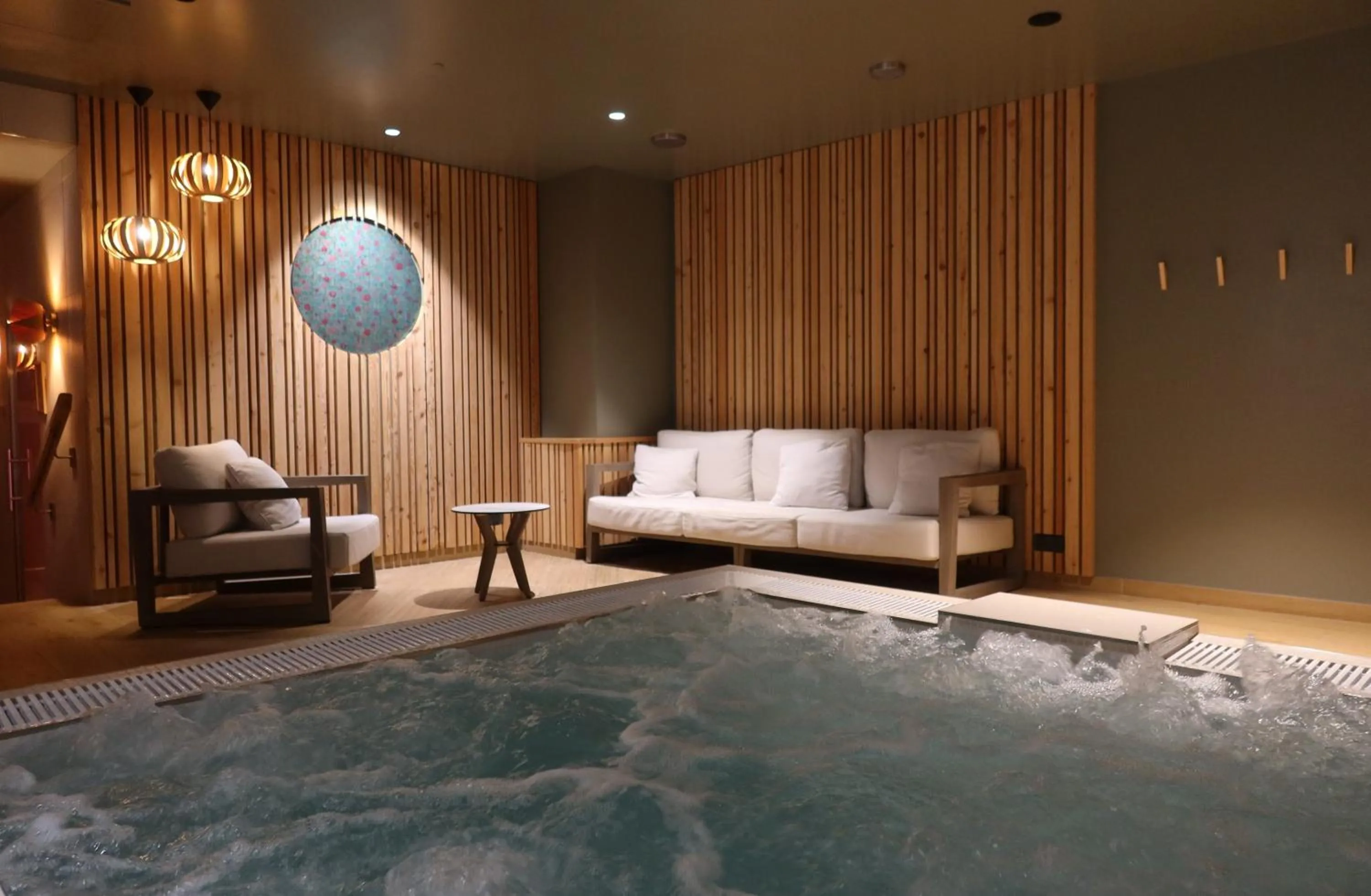 Hot Tub, Bed in Hôtel Aux Vieux Remparts, The Originals Relais