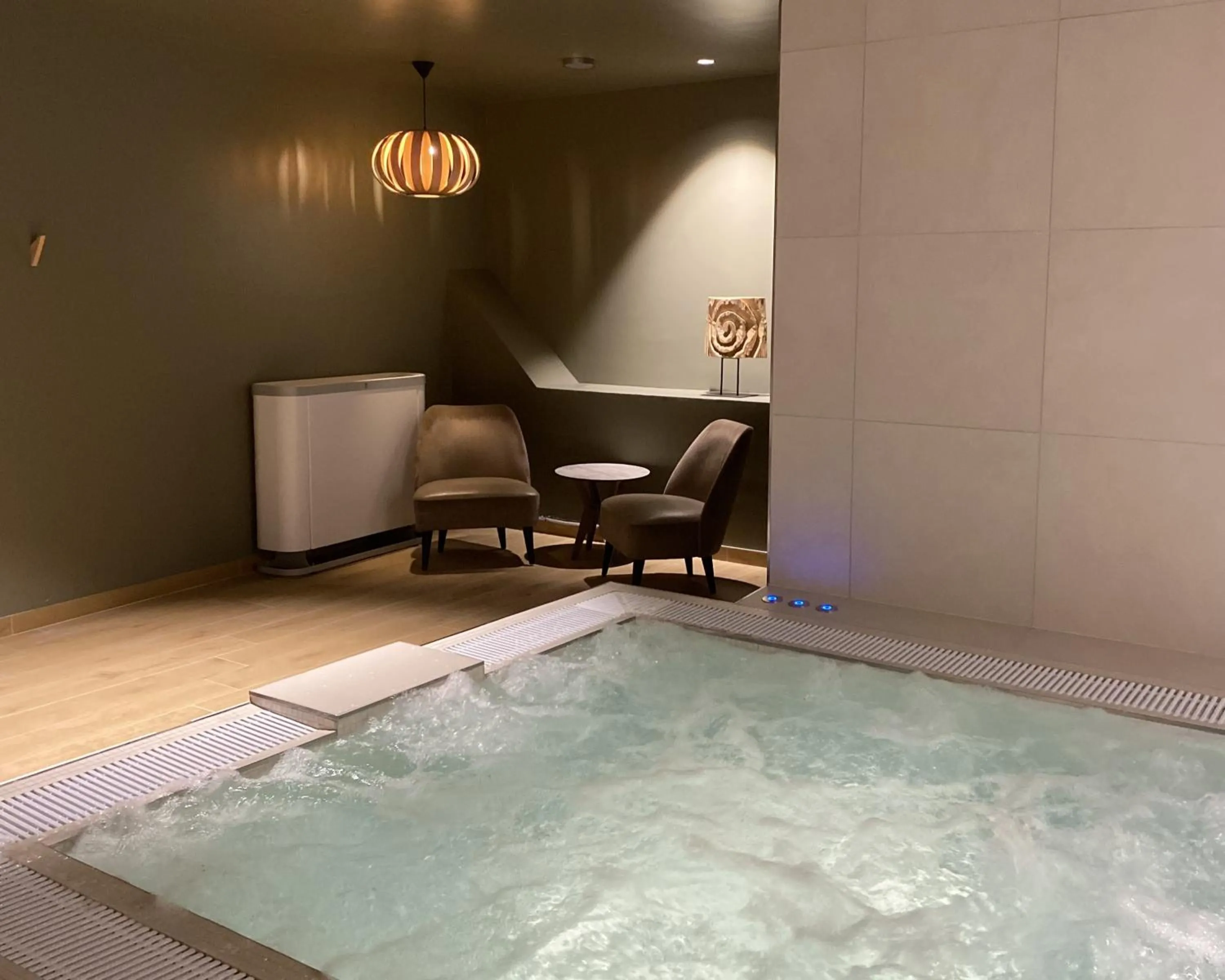 Hot Tub in Hôtel Aux Vieux Remparts, The Originals Relais