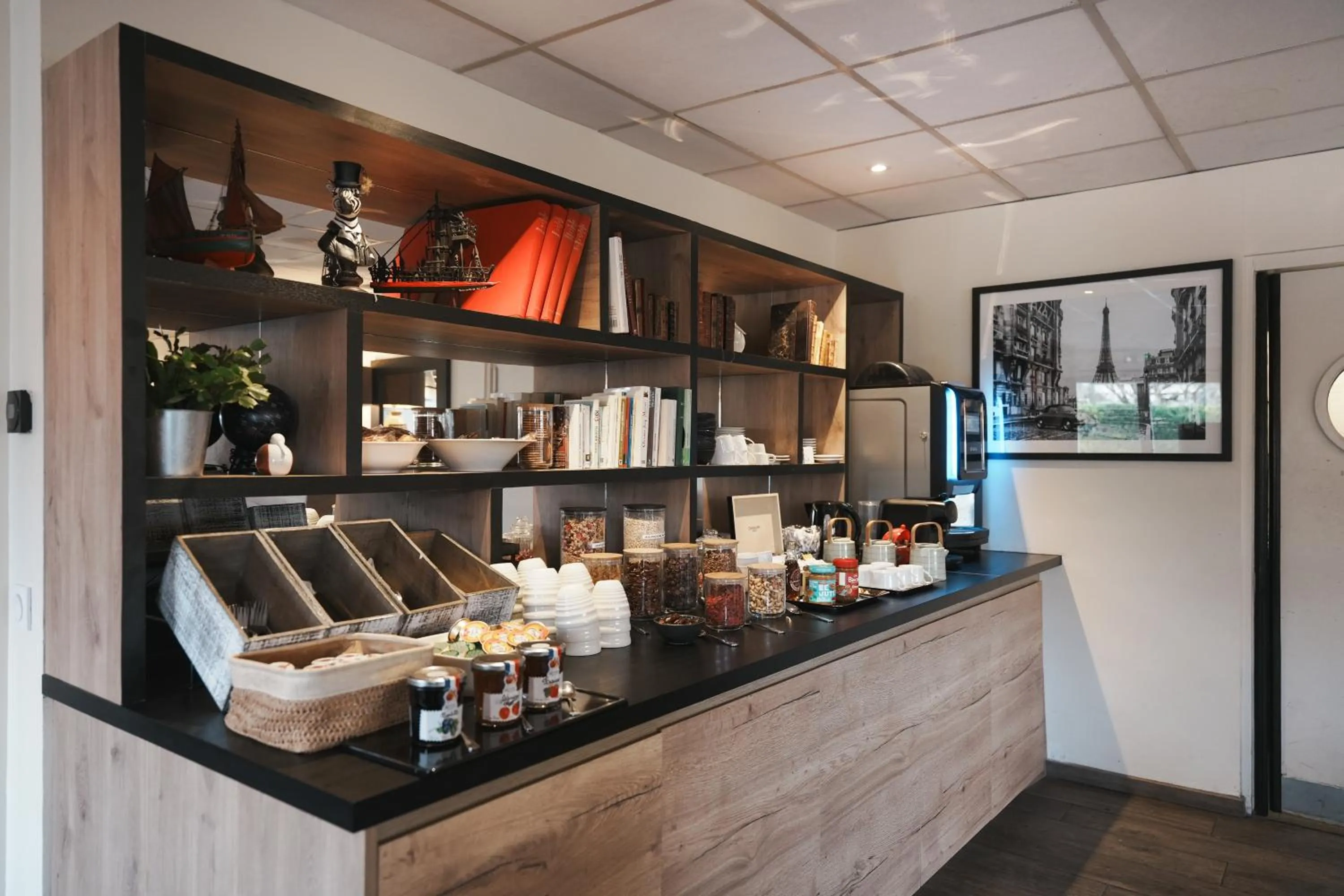 Restaurant/places to eat in Brit Hotel Confort Orly Morangis