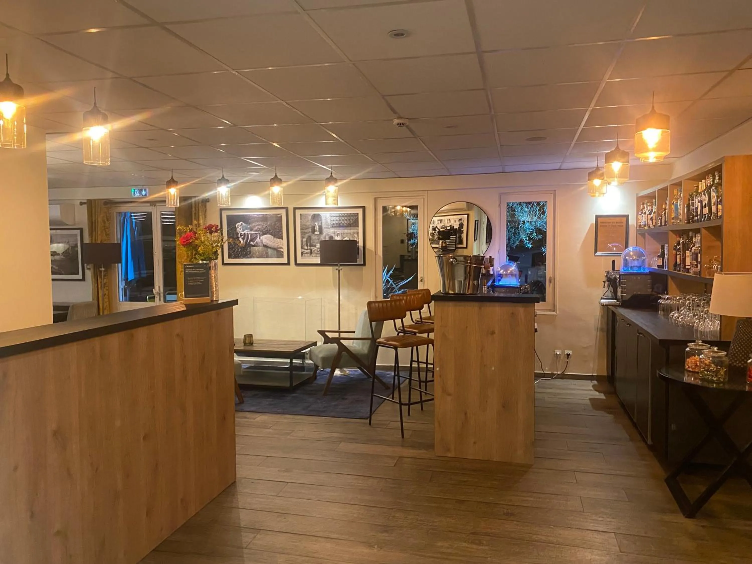 Lounge or bar in Hotel Acadie Orly Morangis