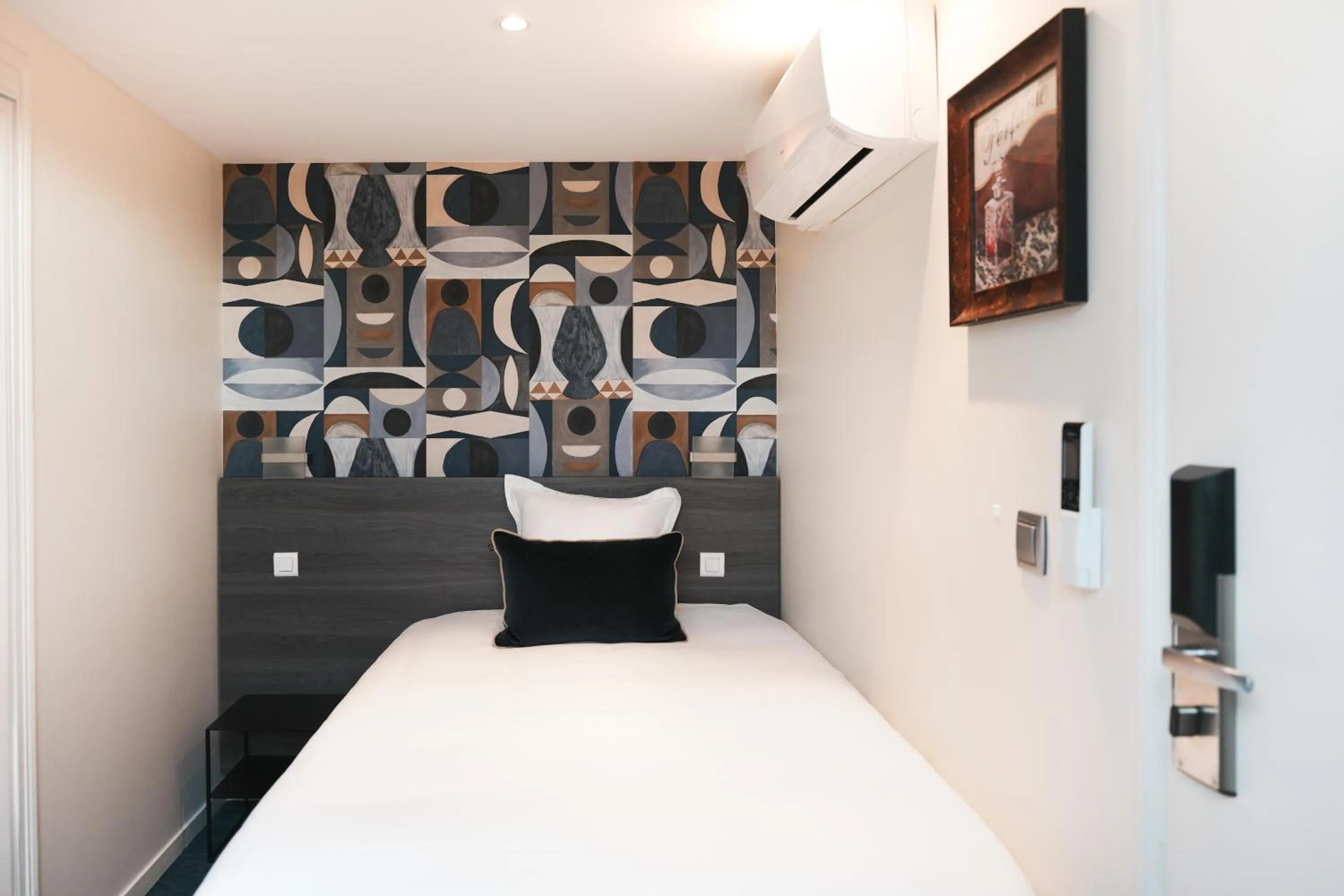 Bedroom, Bed in Brit Hotel Confort Orly Morangis