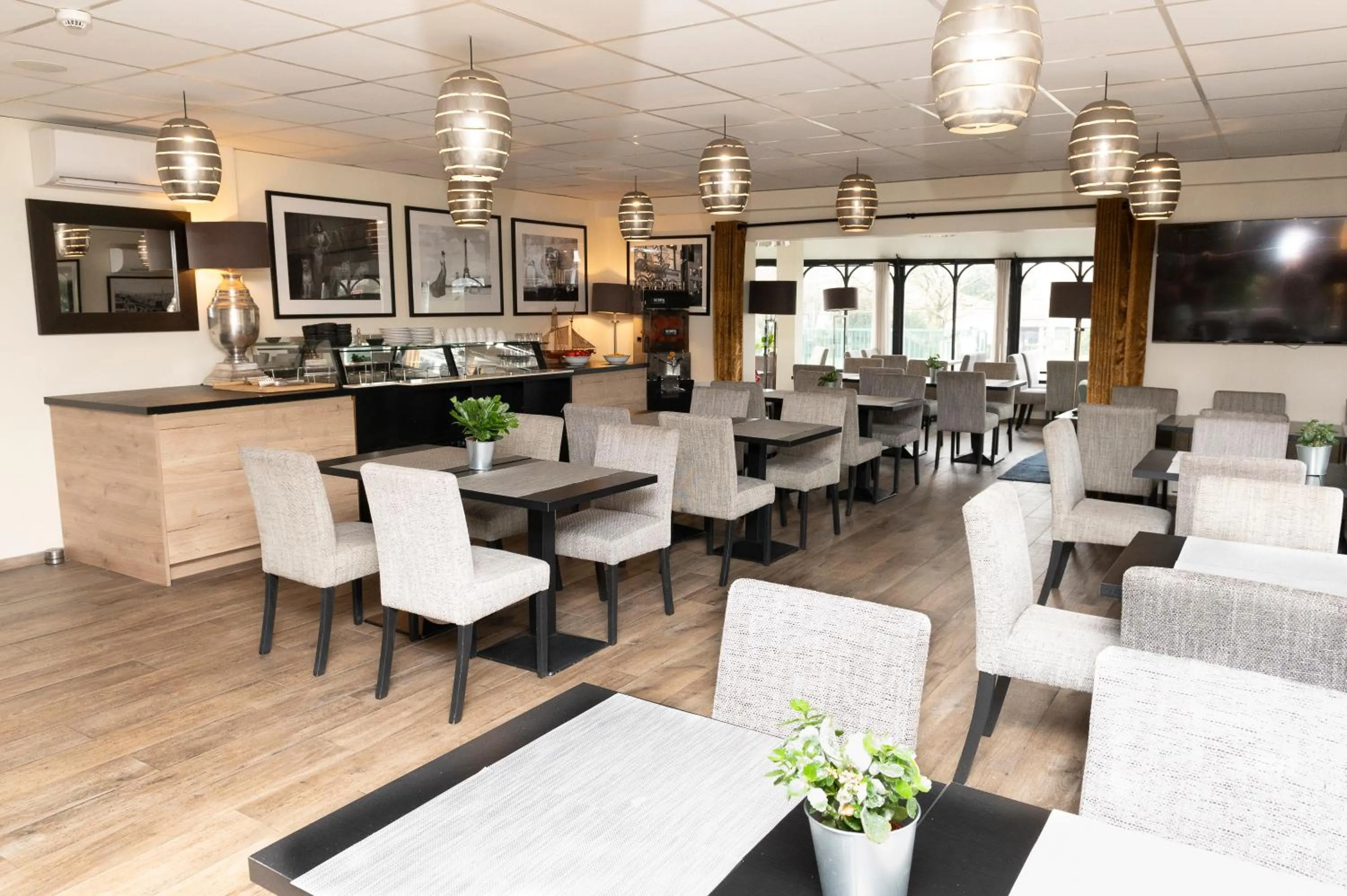 Restaurant/places to eat in Hotel Acadie Orly Morangis