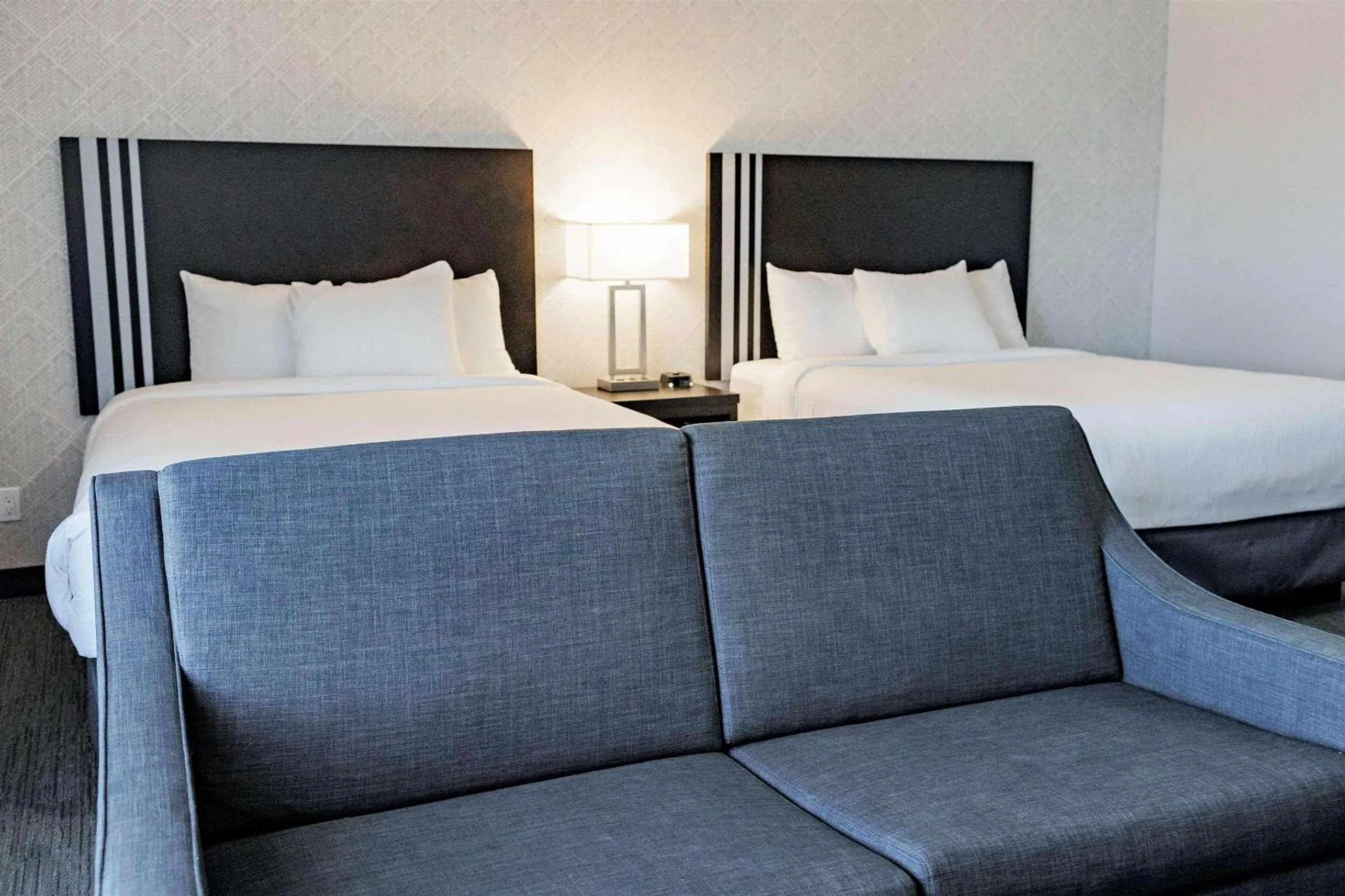 Bedroom, Bed in Park Inn by Radisson Edmonton Airport