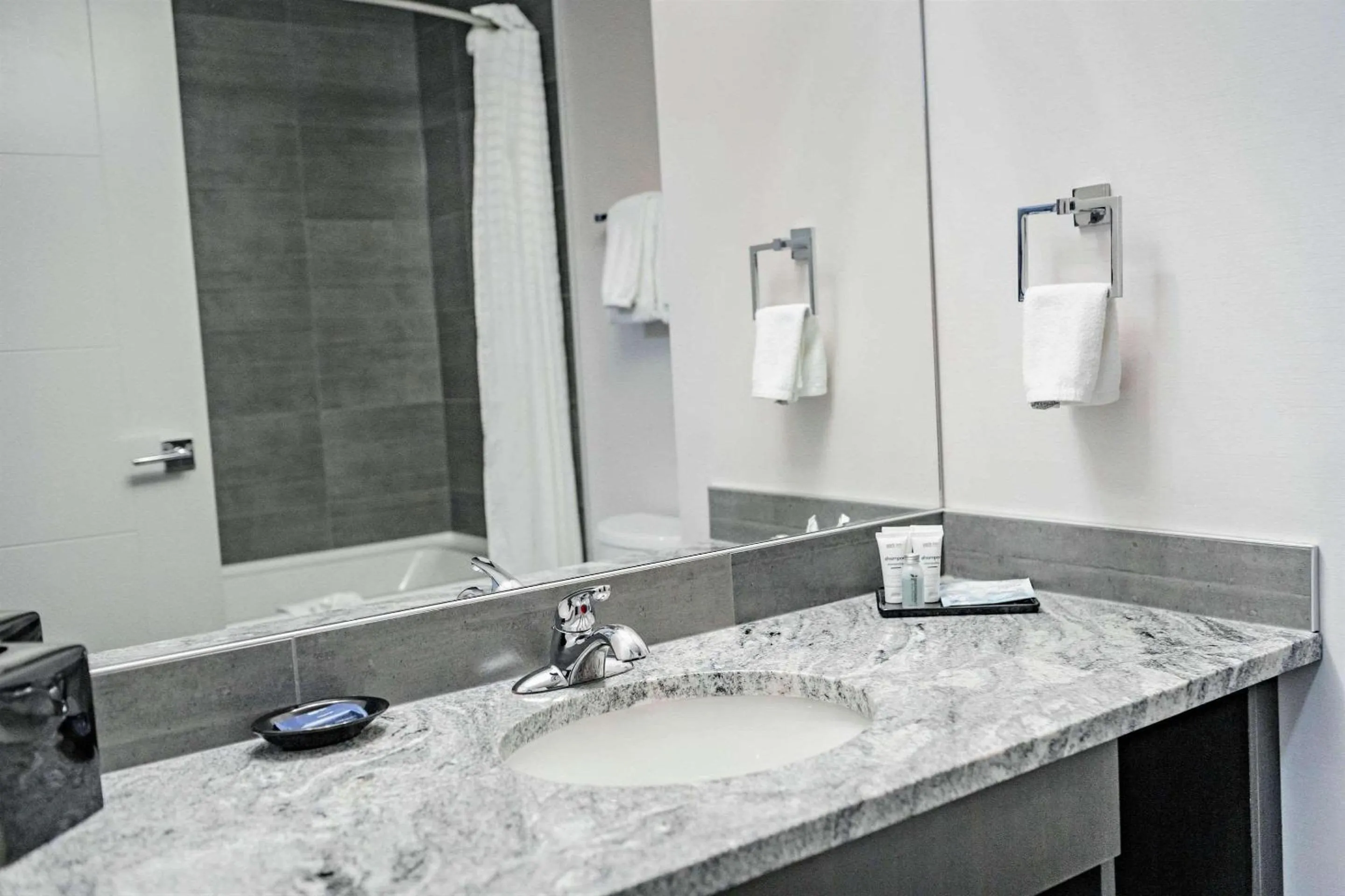 Bedroom in Park Inn by Radisson Edmonton Airport