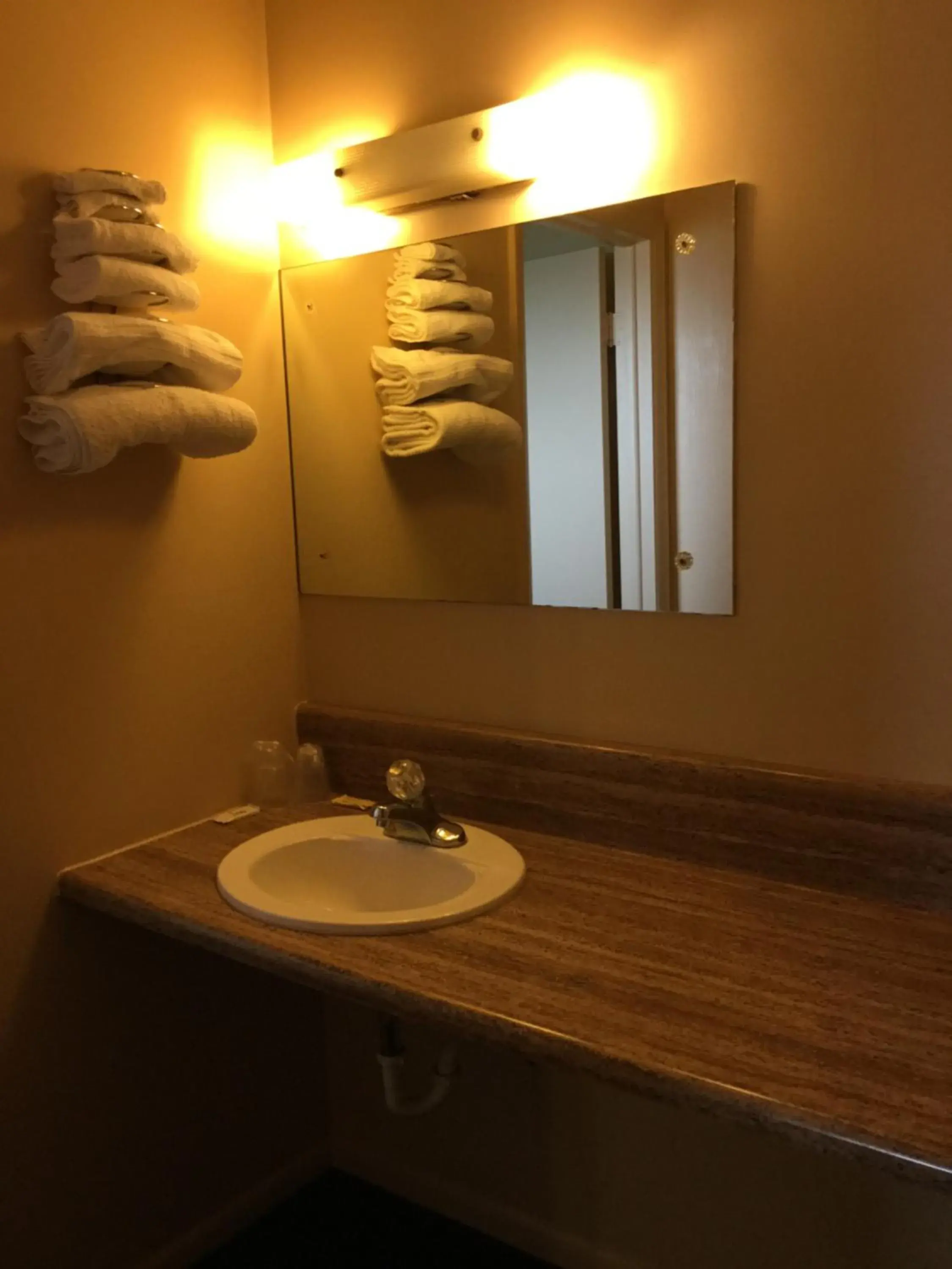 Deluxe Inn Deluxe Inn