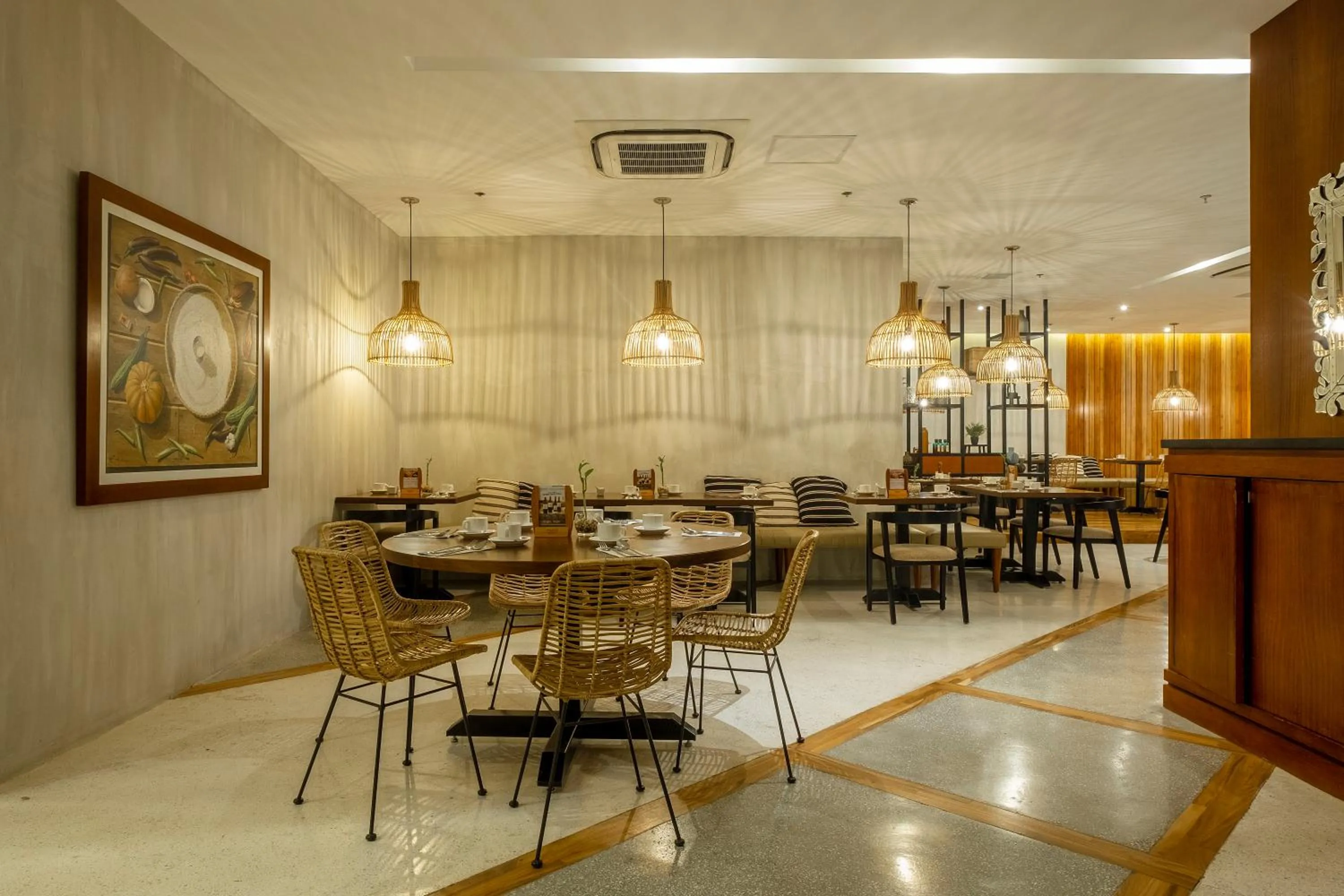 Restaurant/places to eat in Maayo Hotel