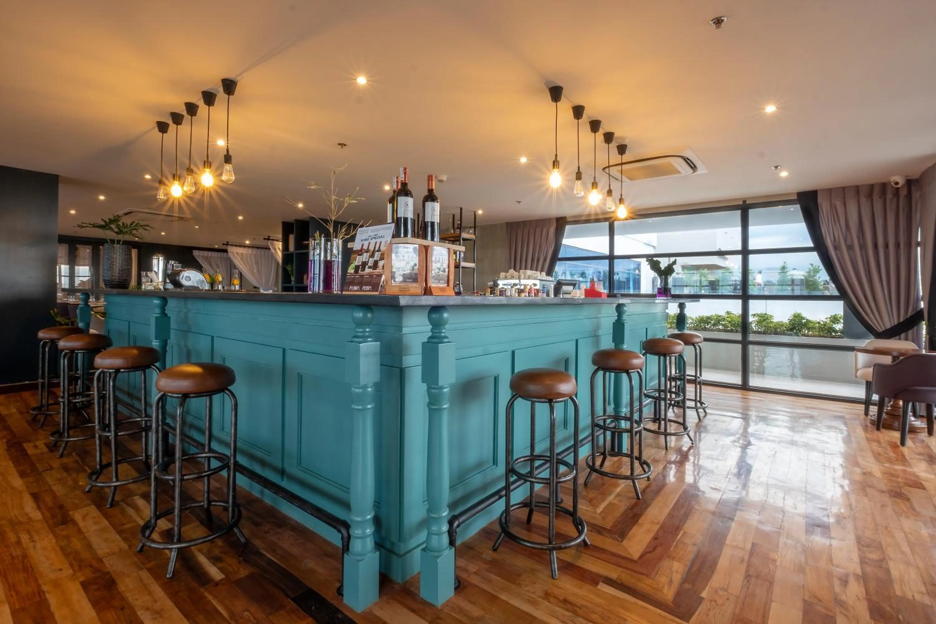 Restaurant/places to eat in Maayo Hotel