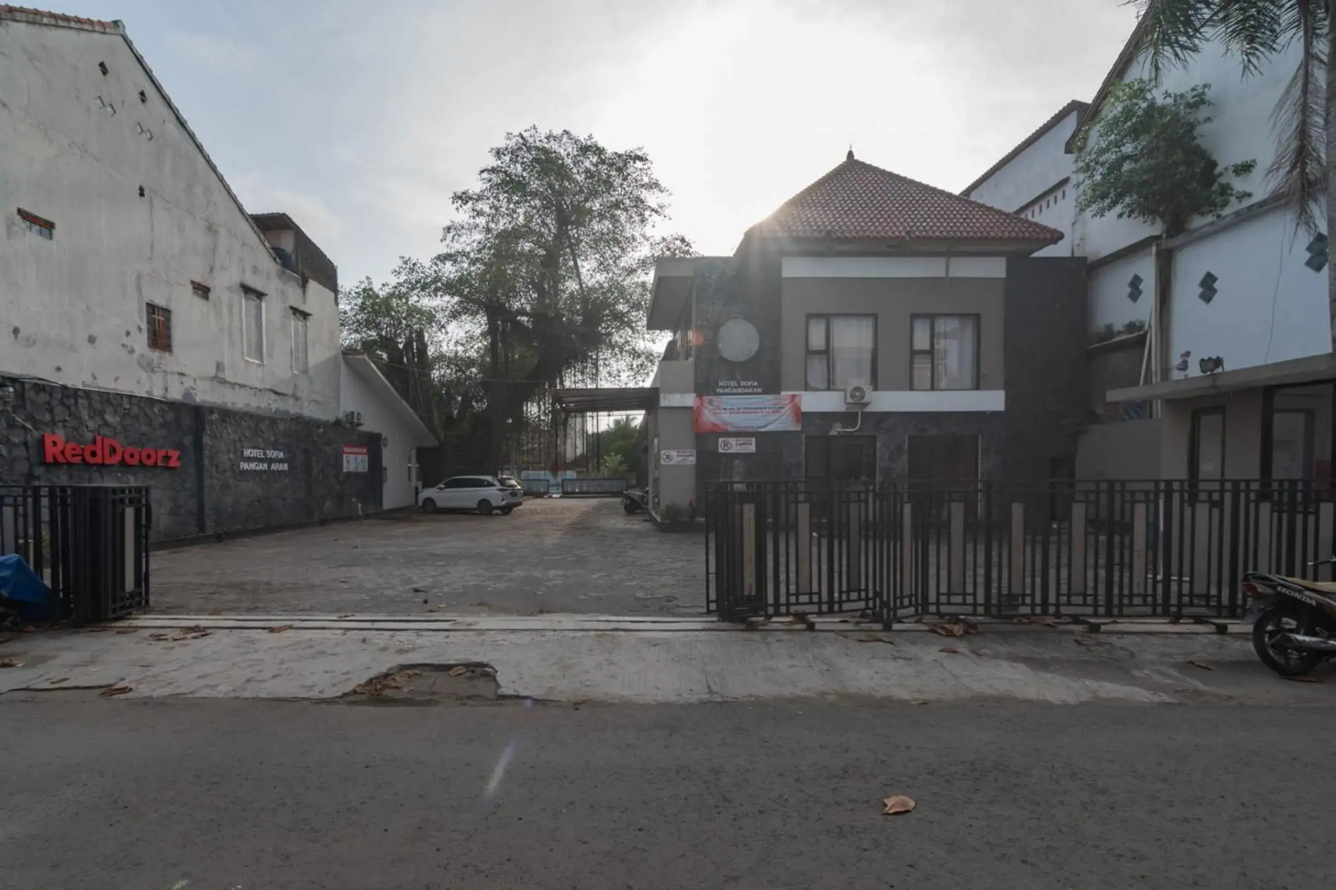 Property building in RedDoorz Plus At Hotel Sofia Pangandaran Property building in RedDoorz Plus At Hotel Sofia Pangandaran