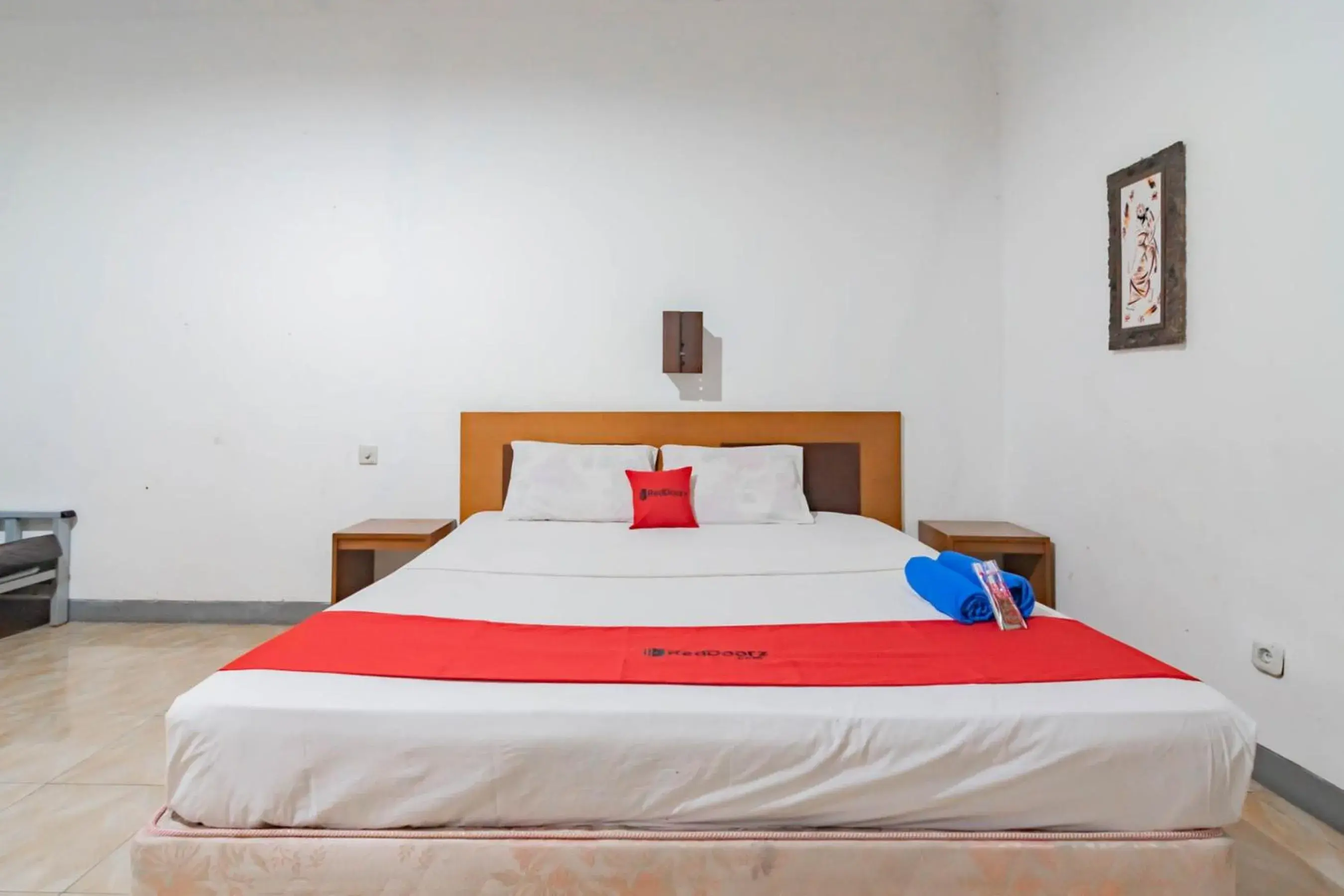 Bedroom, Bed in RedDoorz Plus At Hotel Sofia Pangandaran Bedroom, Bed in RedDoorz Plus At Hotel Sofia Pangandaran