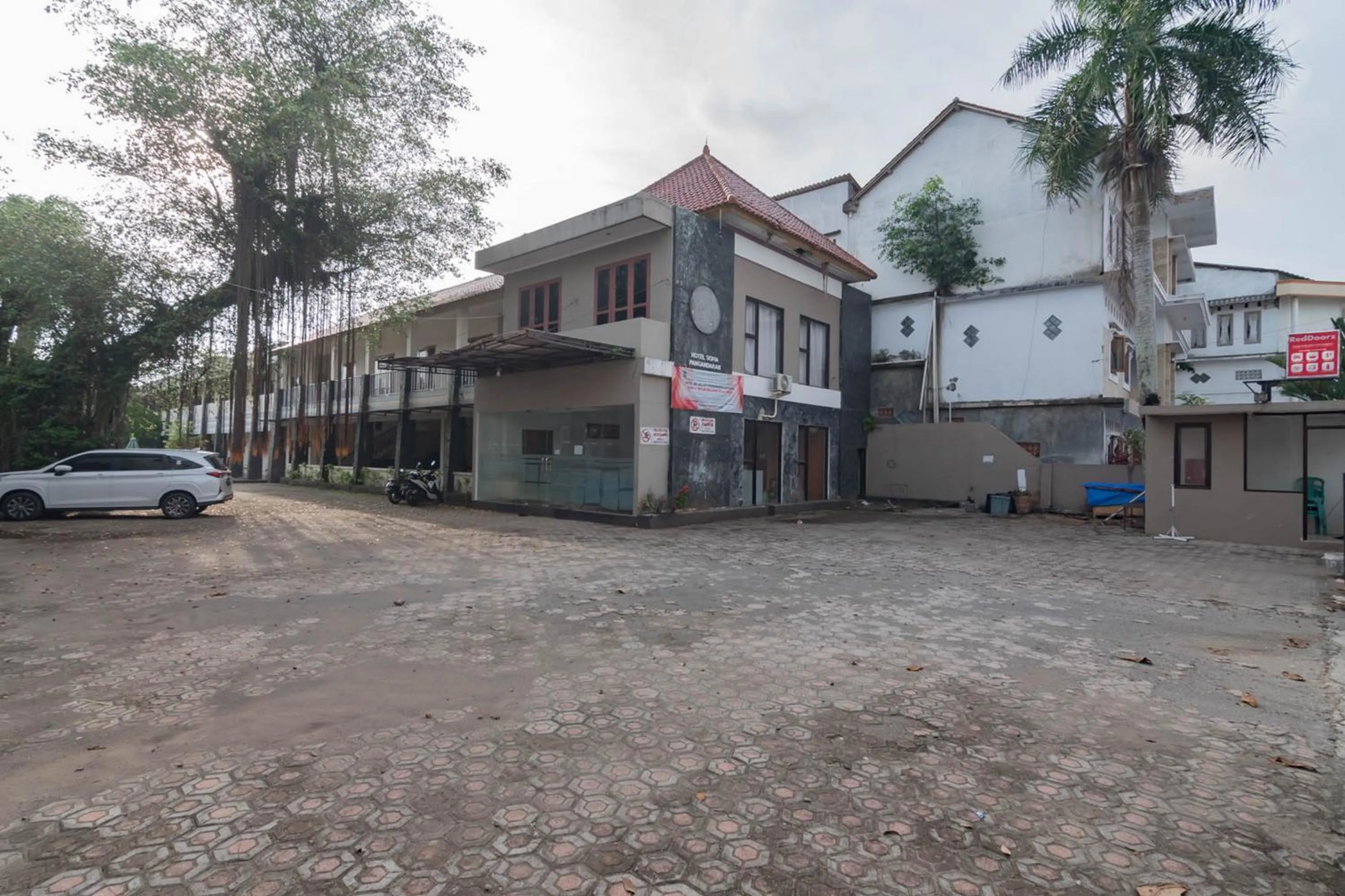 RedDoorz Plus At Hotel Sofia Pangandaran