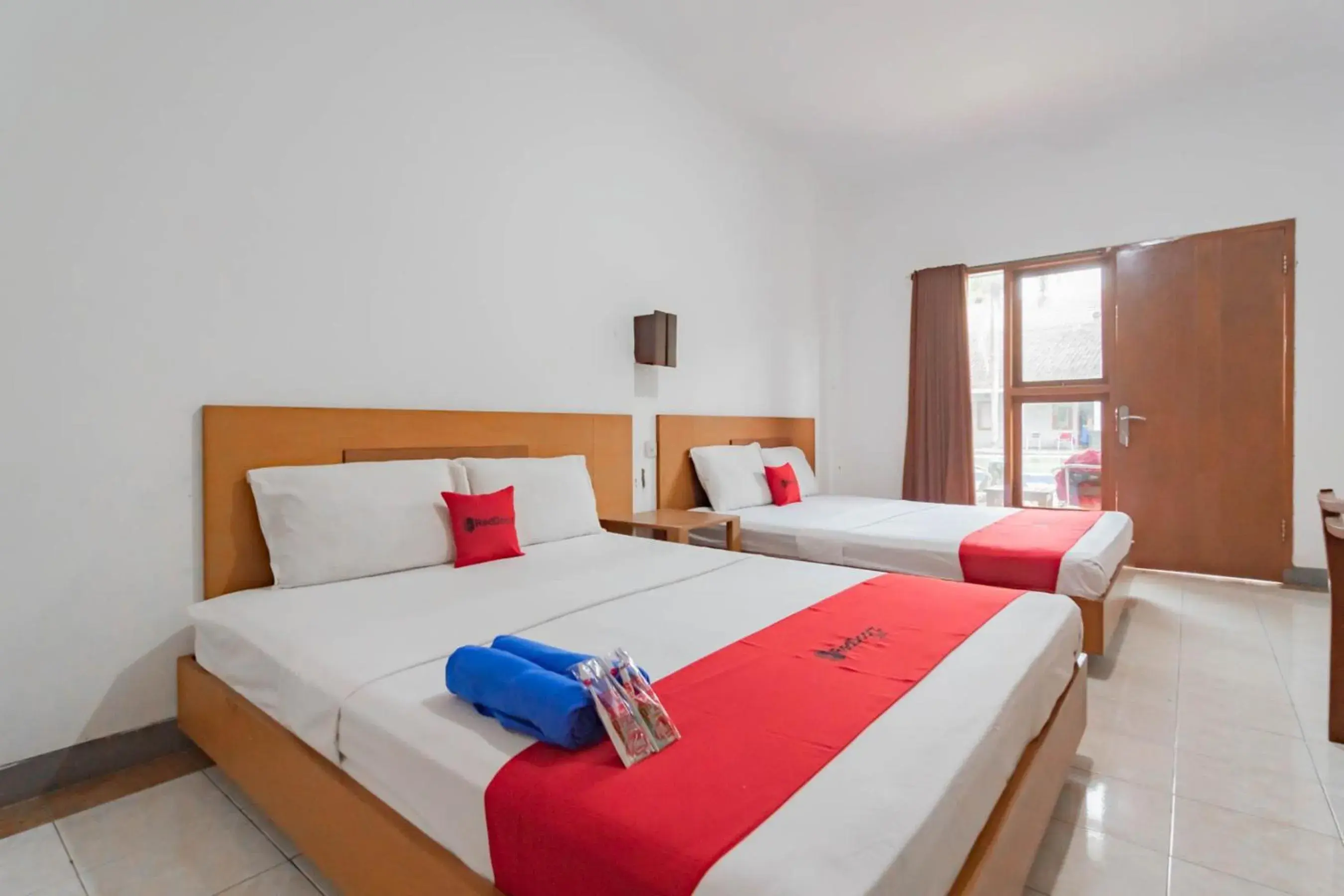 Bedroom, Bed in RedDoorz Plus At Hotel Sofia Pangandaran Bedroom, Bed in RedDoorz Plus At Hotel Sofia Pangandaran