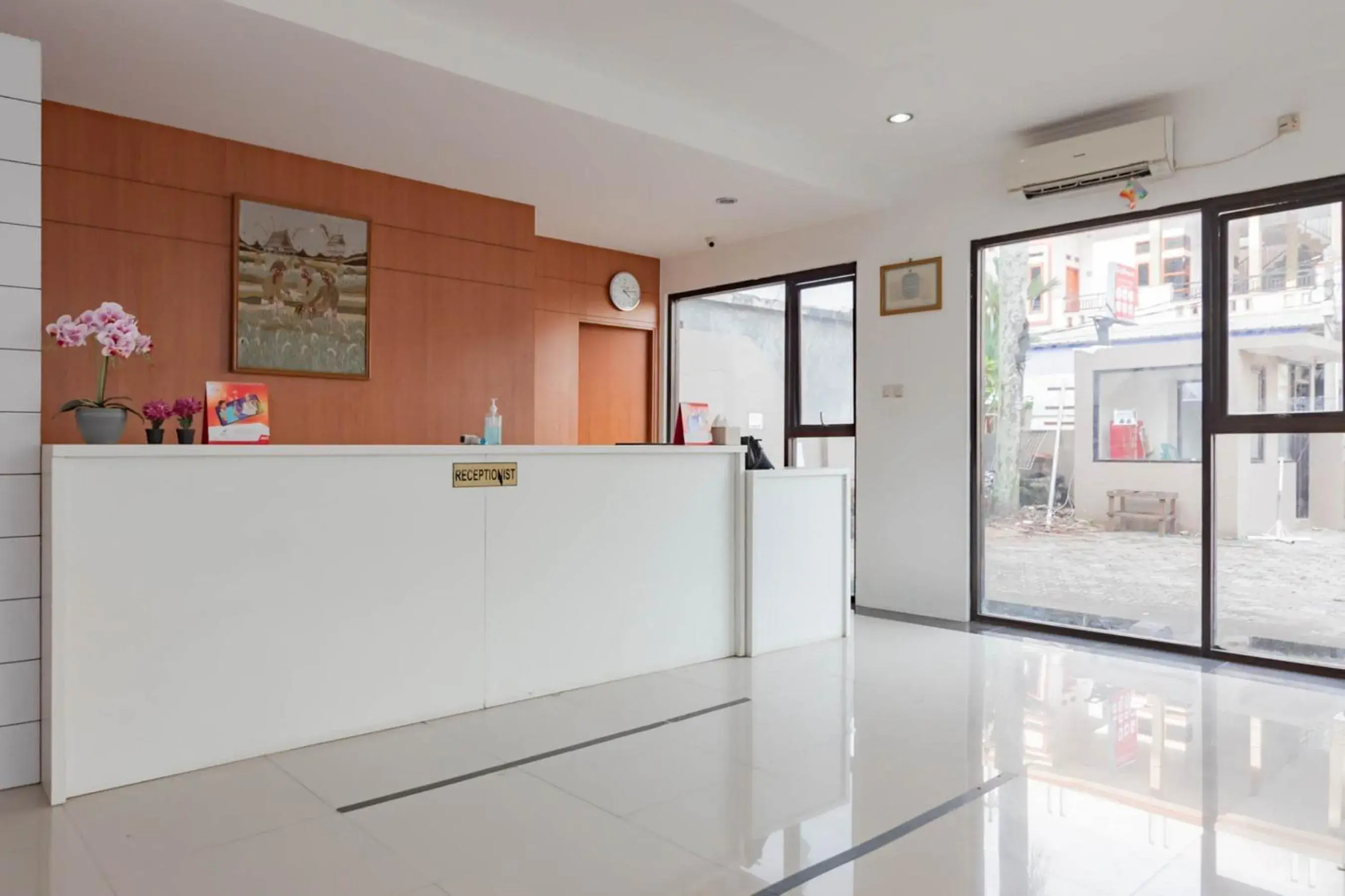 Lobby or reception in RedDoorz Plus At Hotel Sofia Pangandaran Lobby or reception in RedDoorz Plus At Hotel Sofia Pangandaran