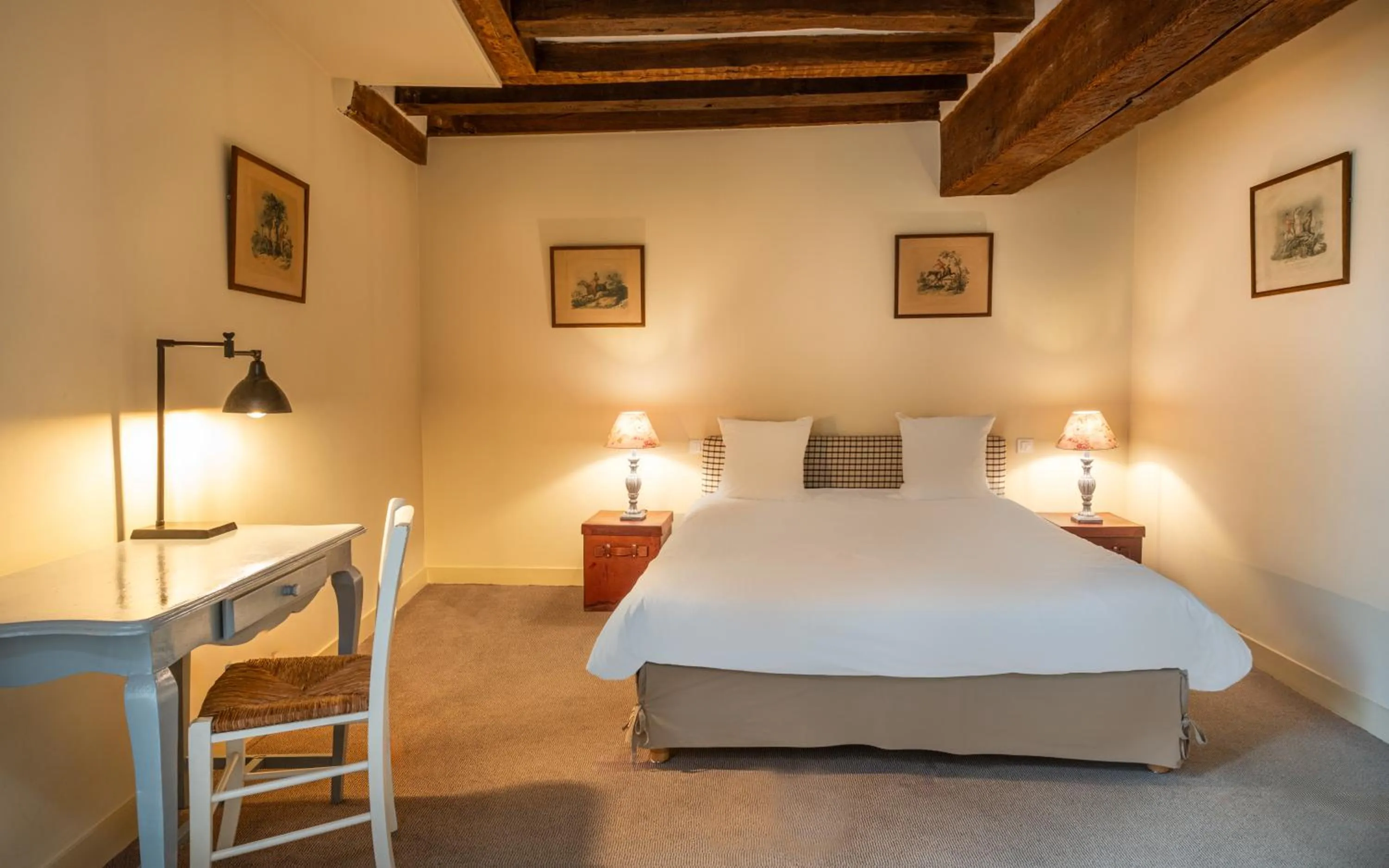 Bedroom, Bed in Hostellerie de l'Écu de Bretagne